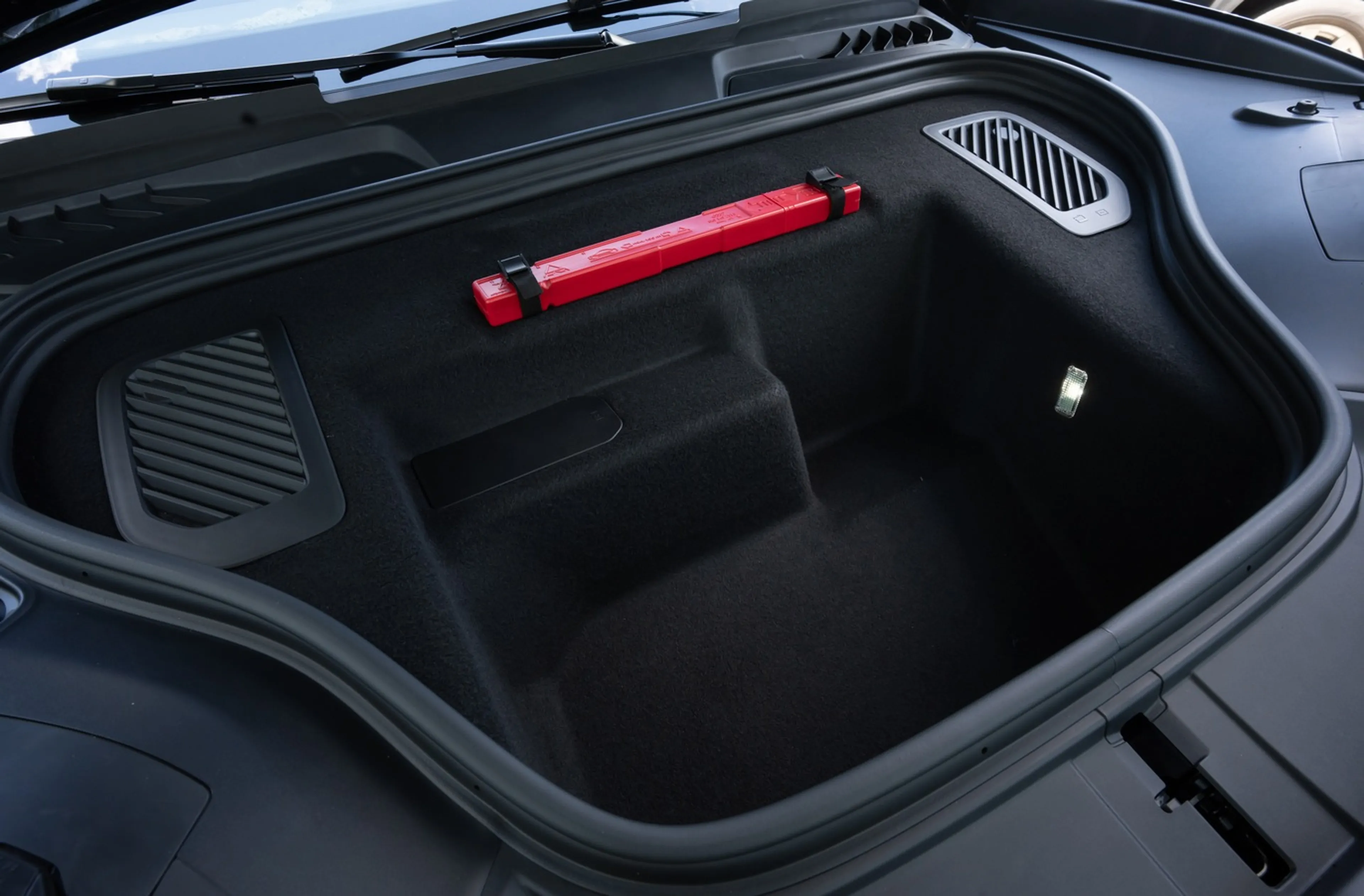 Porsche Macan Electric thumbnail 4