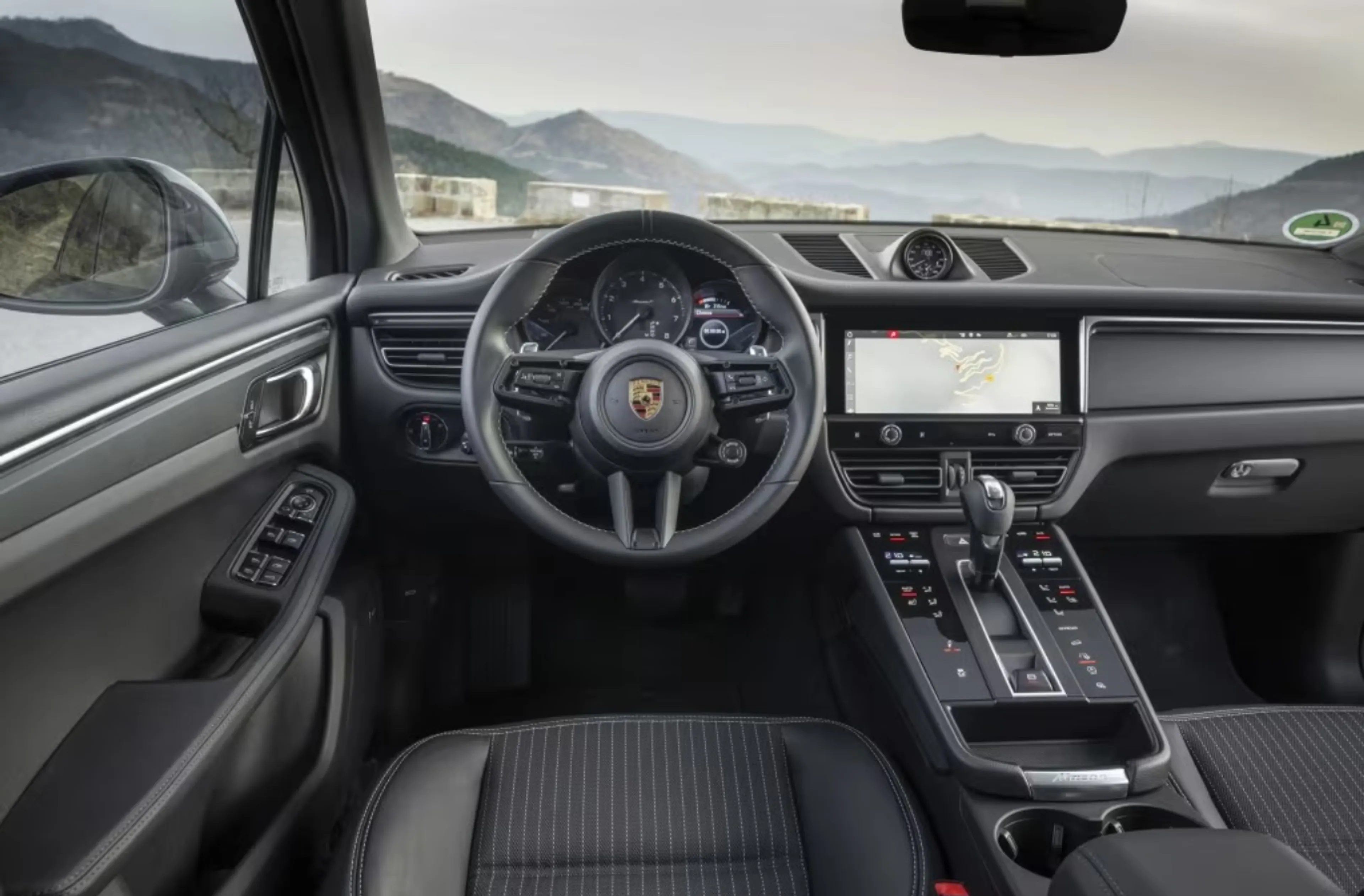 Porsche Macan SUV thumbnail 3