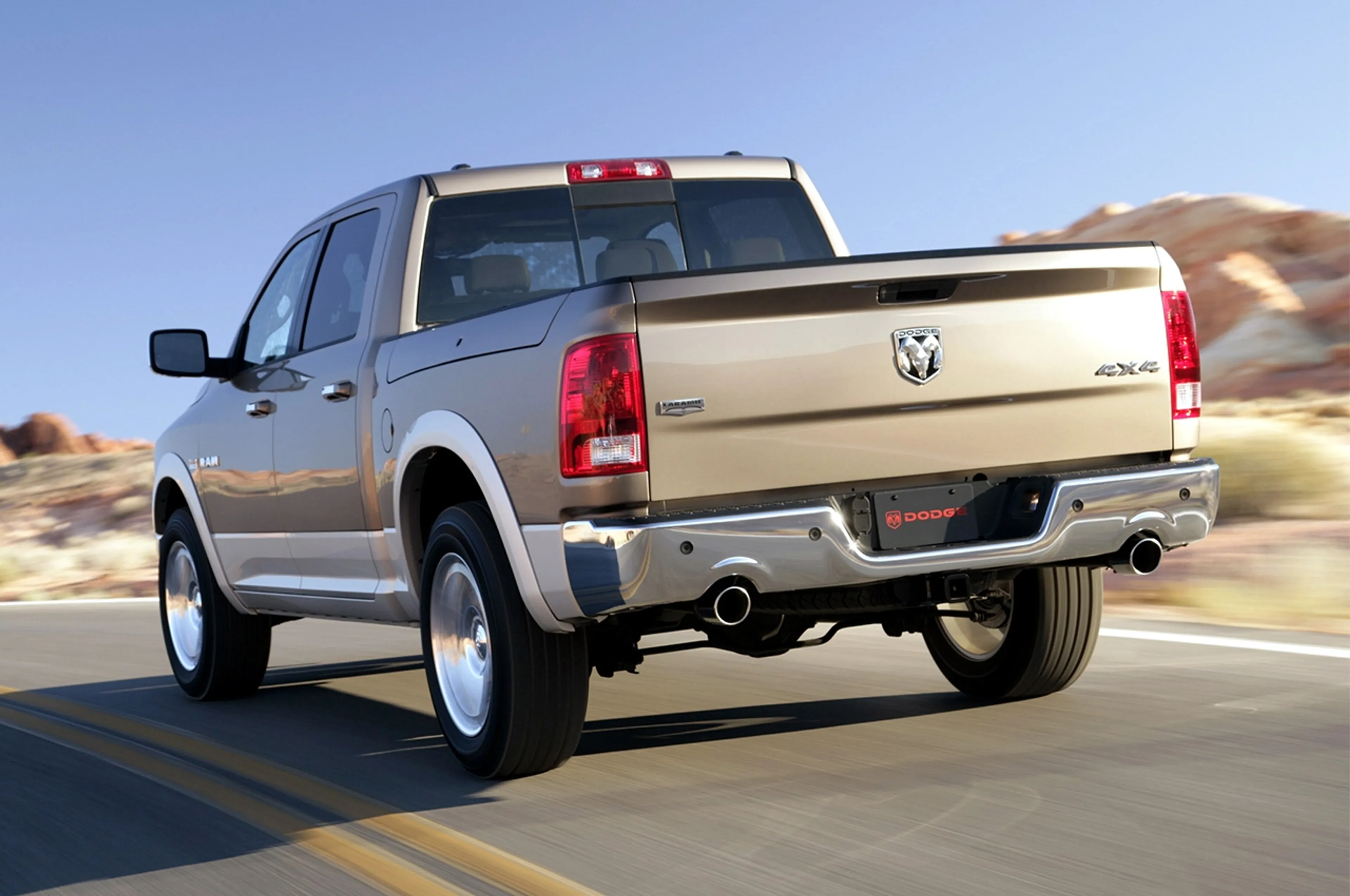 2018 Ram 1500 5.7 Laramie Crew Cab thumbnail 2