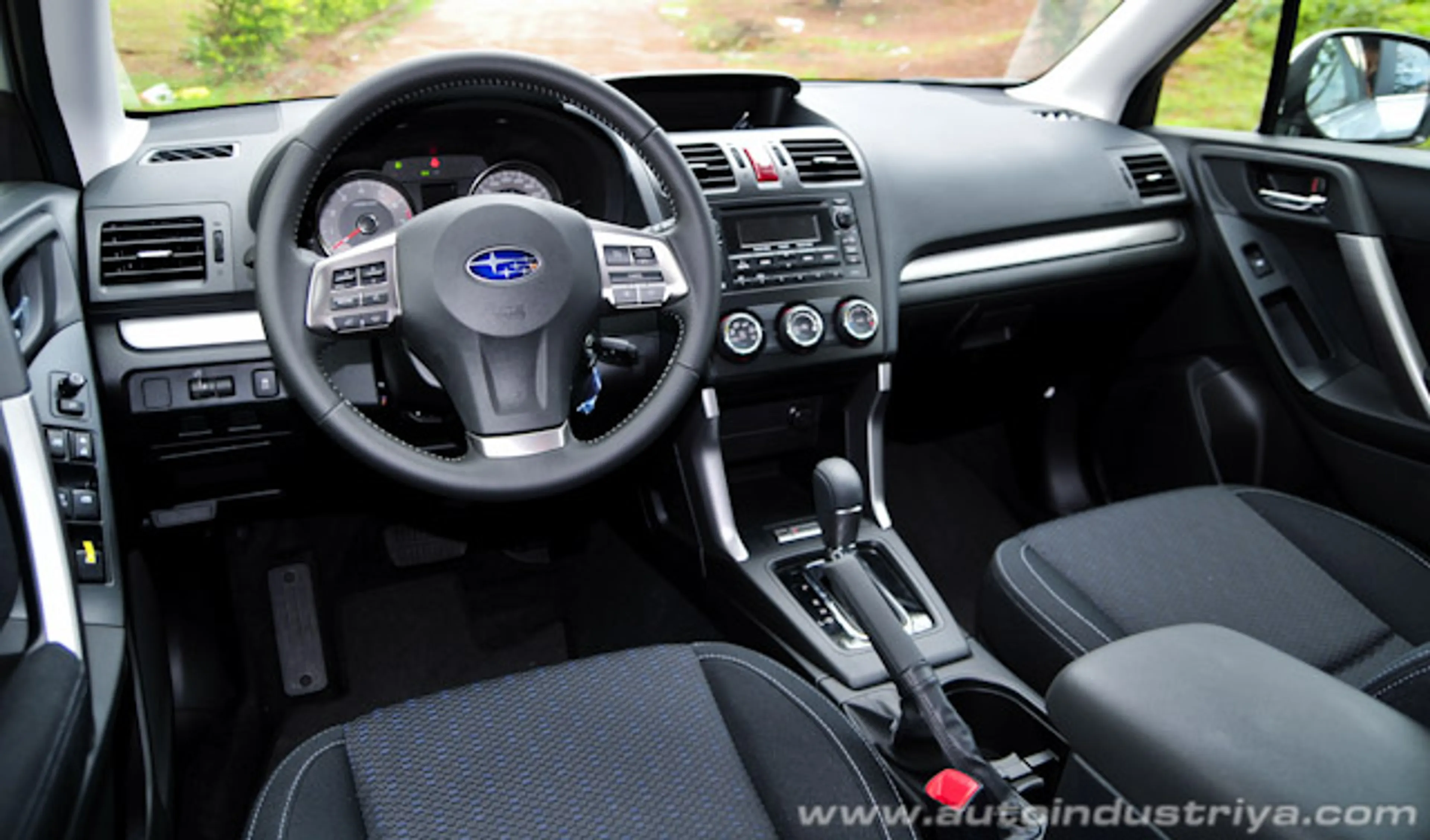 2015 Subaru Forester 2.0i-L CVT thumbnail 3