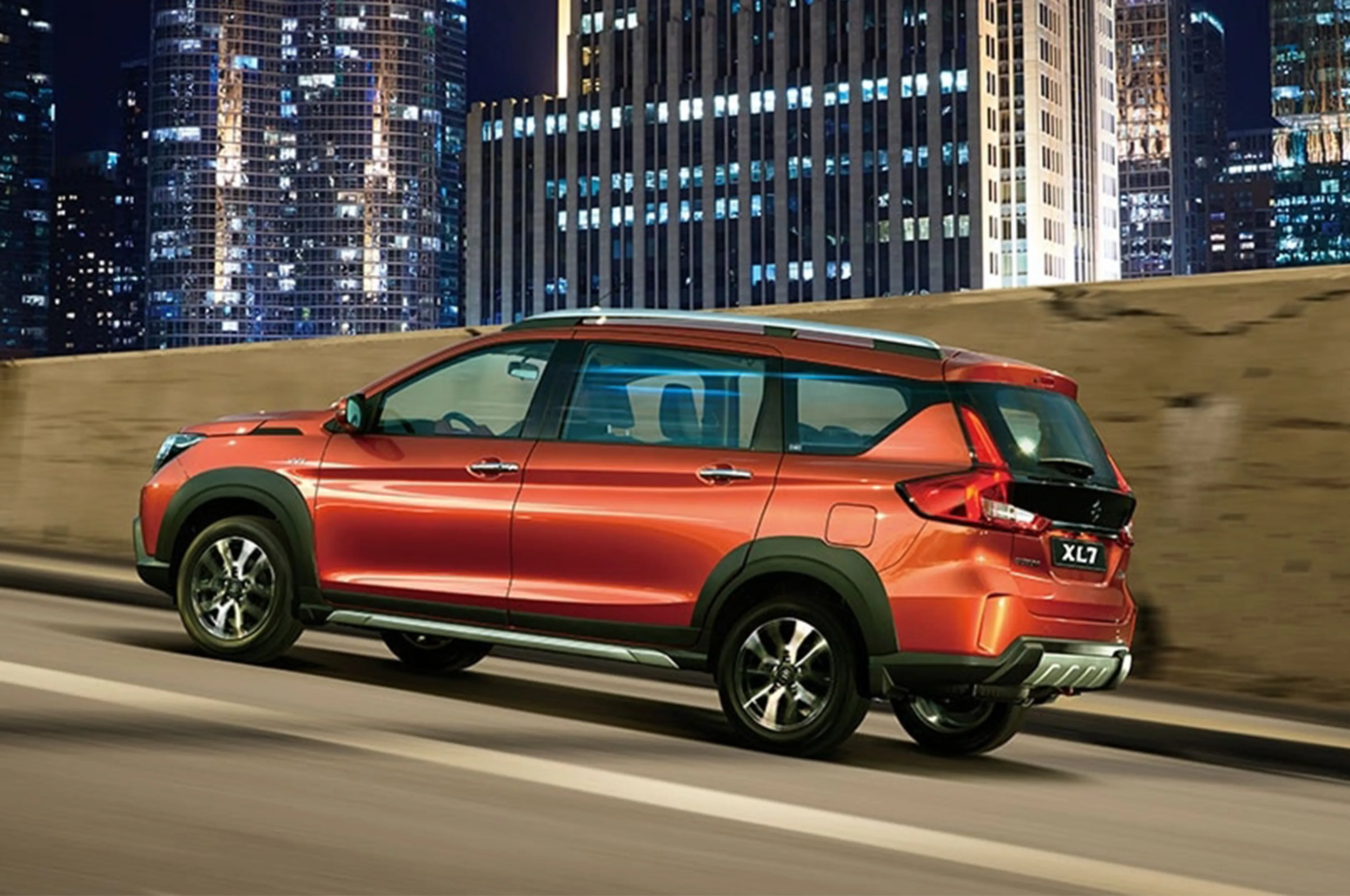 Suzuki XL7 thumbnail 2