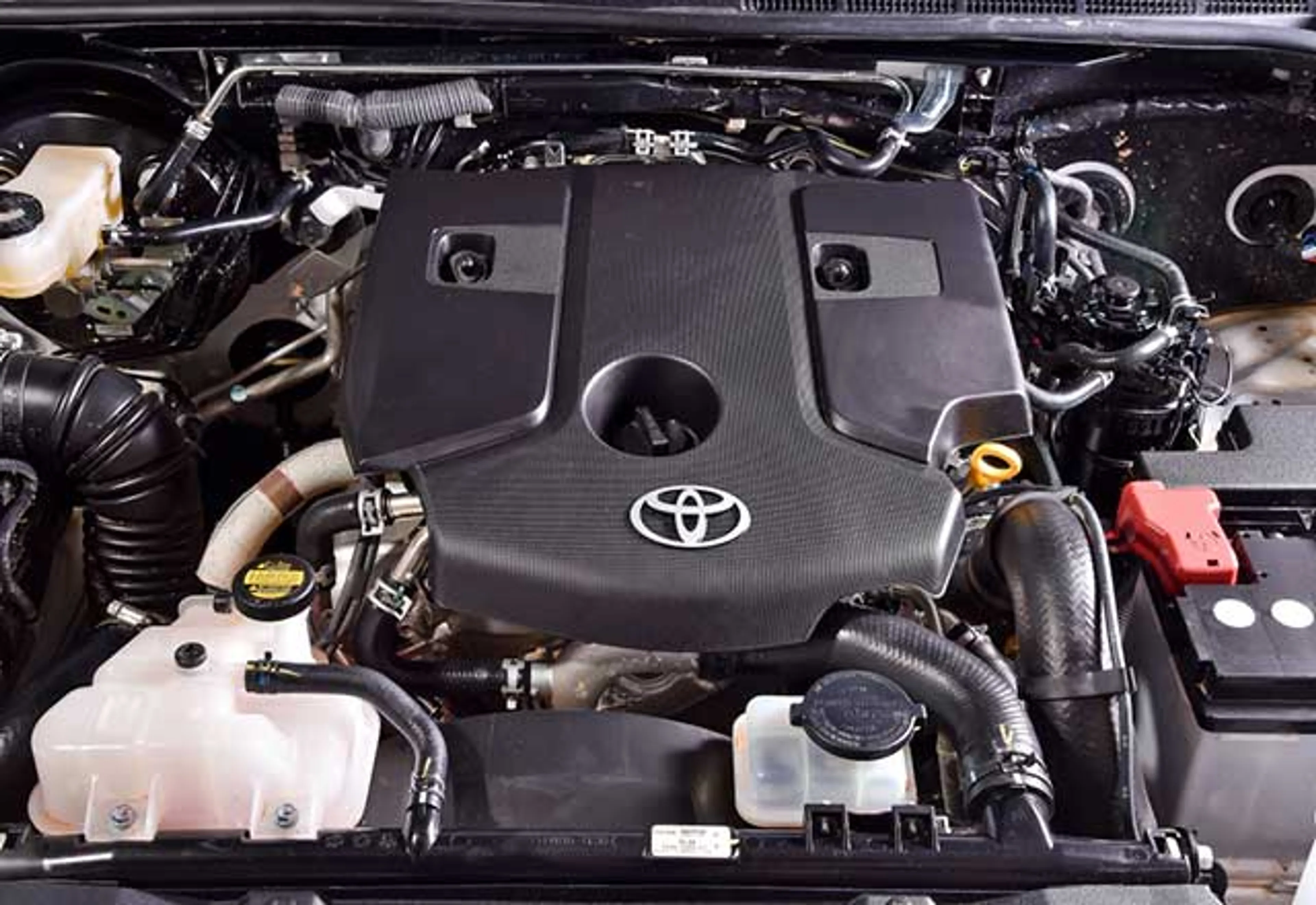 2015 Toyota Hilux 2.4 E 4x2 MT thumbnail 4