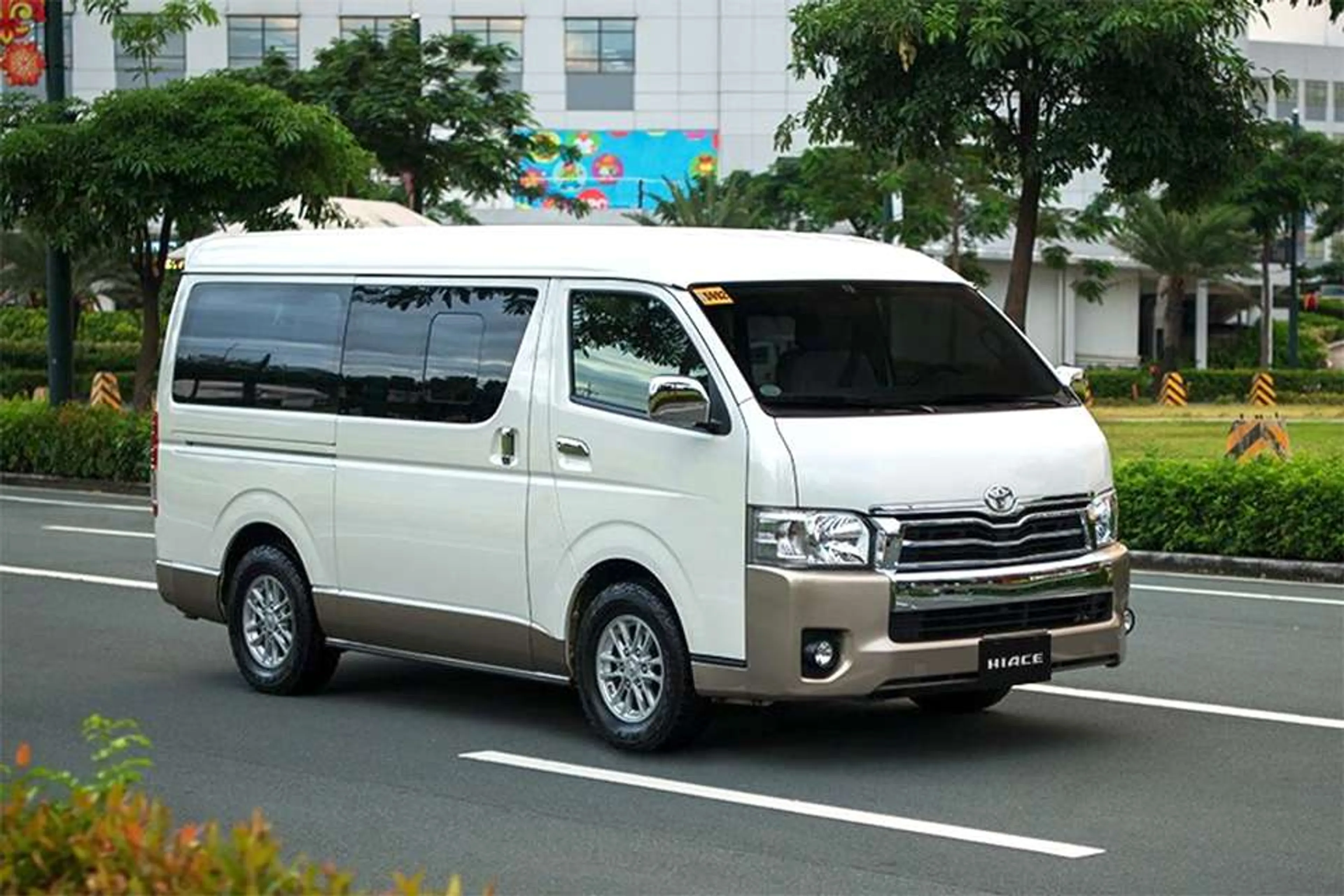 2016 Toyota Hiace Commuter 3.0 MT — photo 1