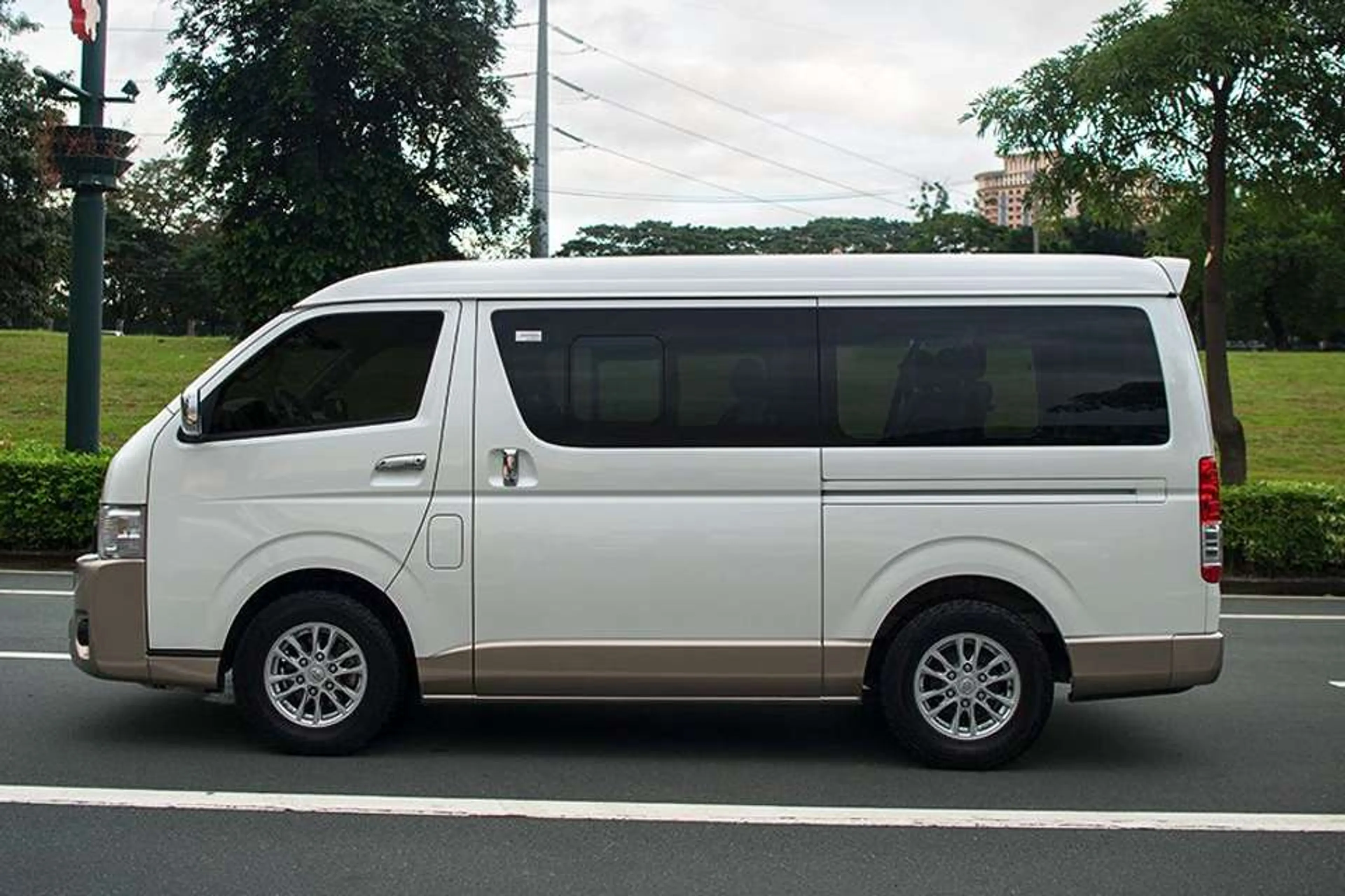 2016 Toyota Hiace Commuter 3.0 MT thumbnail 2