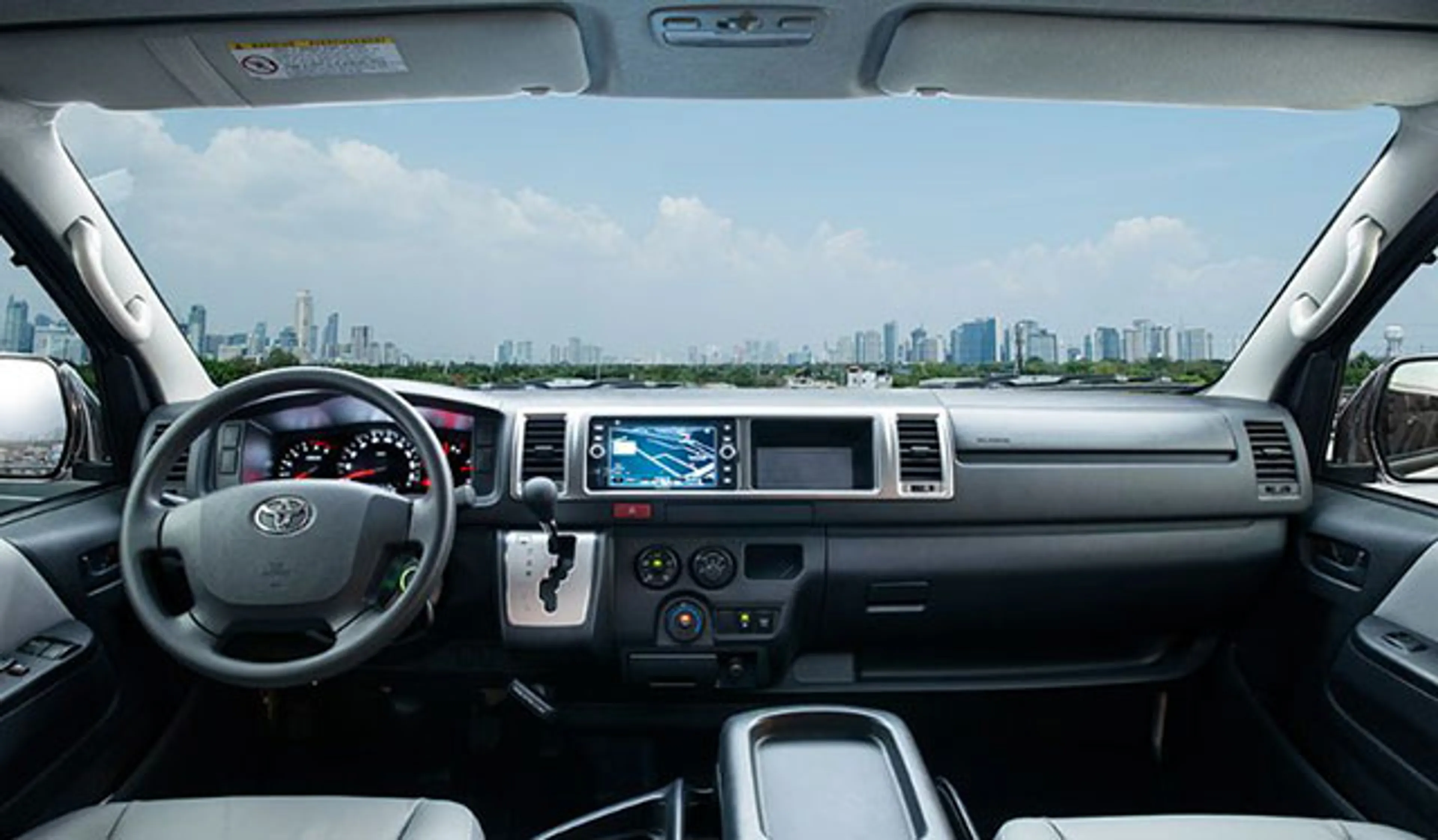 2016 Toyota Hiace Commuter 3.0 MT thumbnail 3