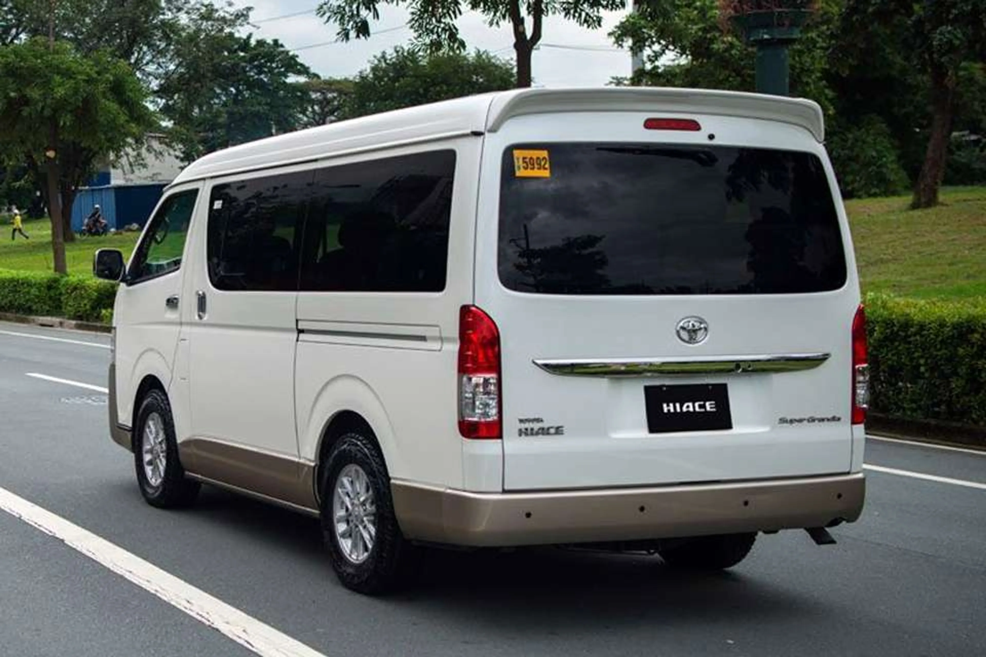 2016 Toyota Hiace Commuter 3.0 MT thumbnail 4