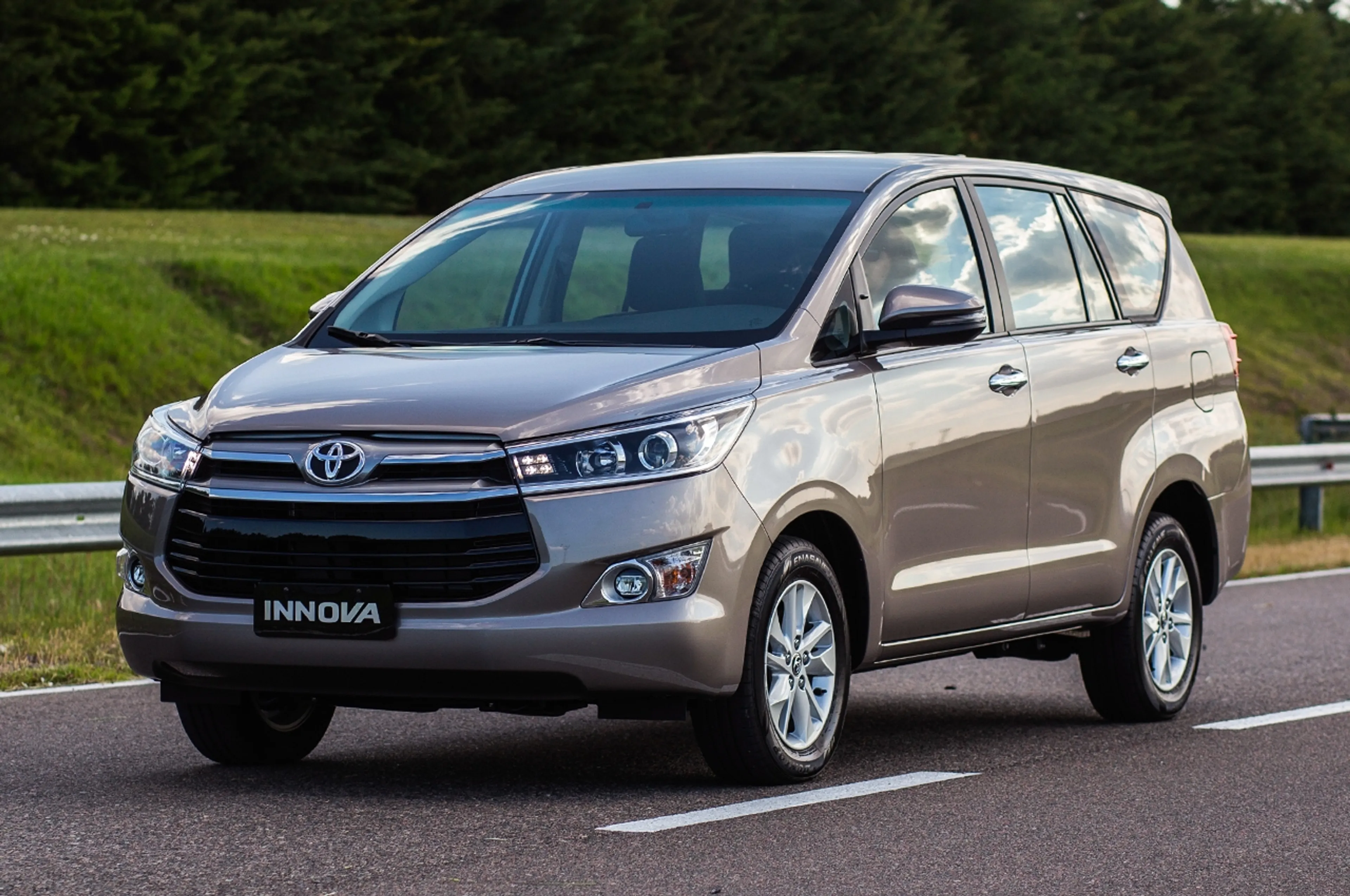 2016 Toyota Innova 2.8 E MT — photo 1