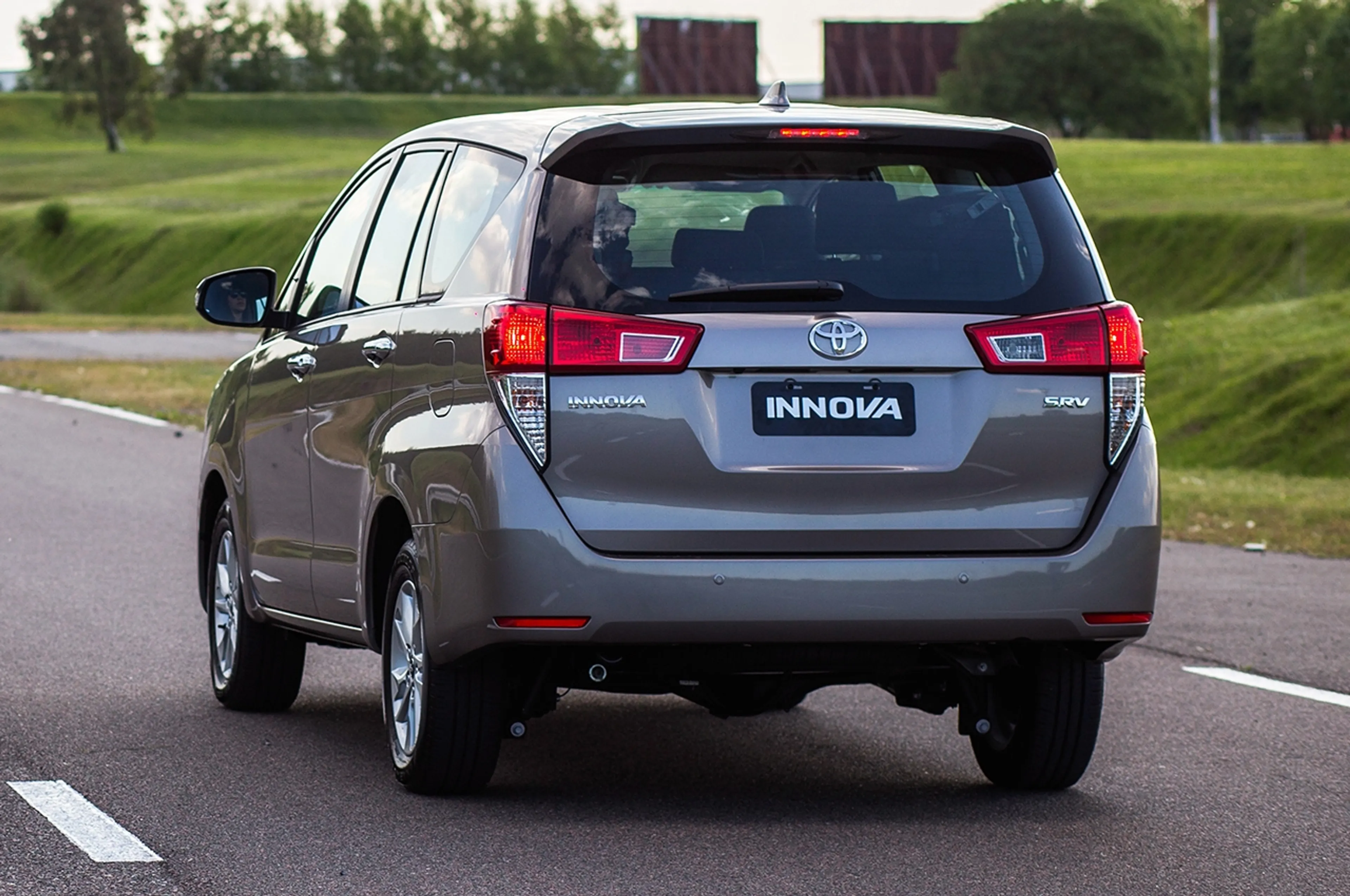 2016 Toyota Innova 2.8 E MT thumbnail 2