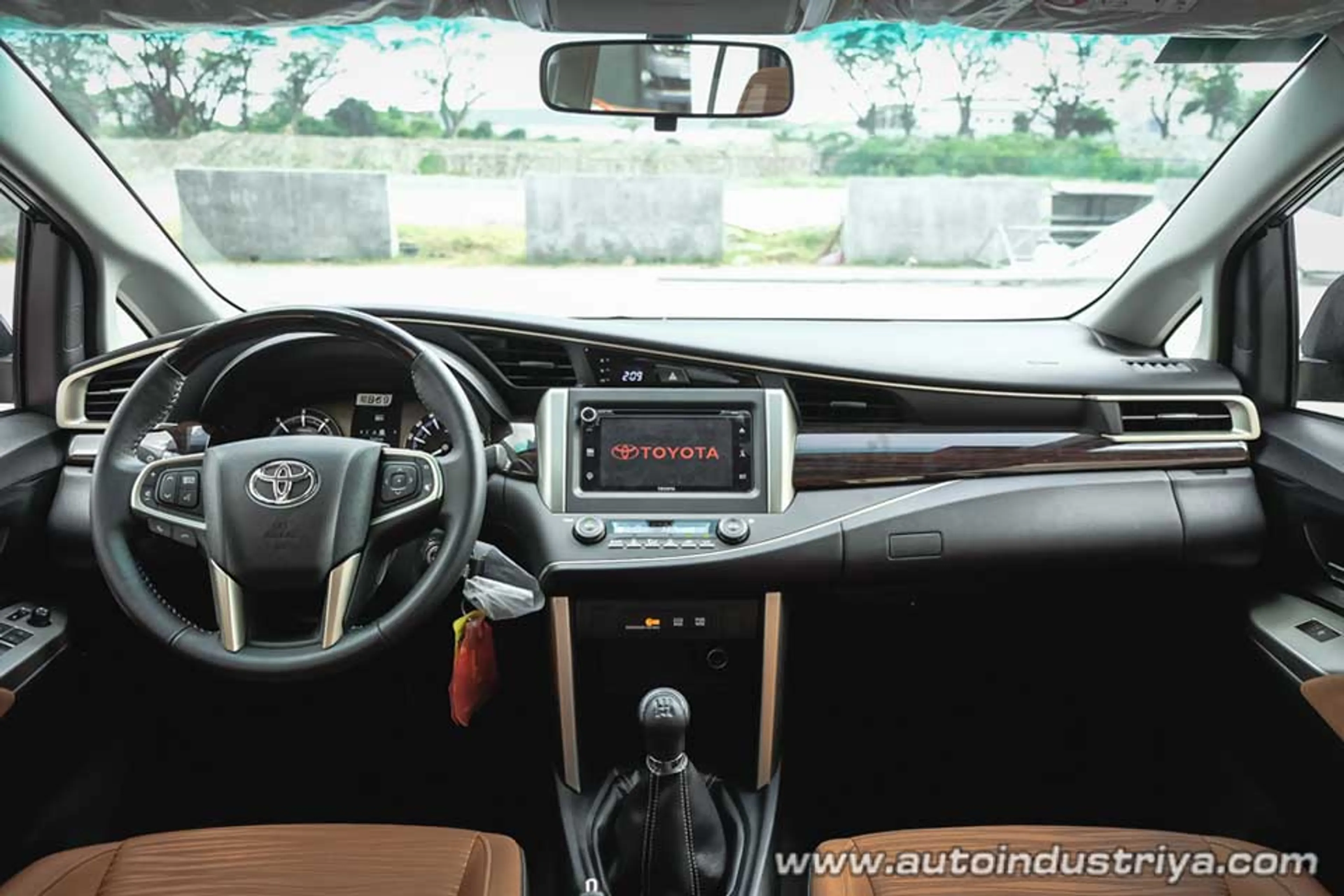 2016 Toyota Innova 2.8 E MT thumbnail 4