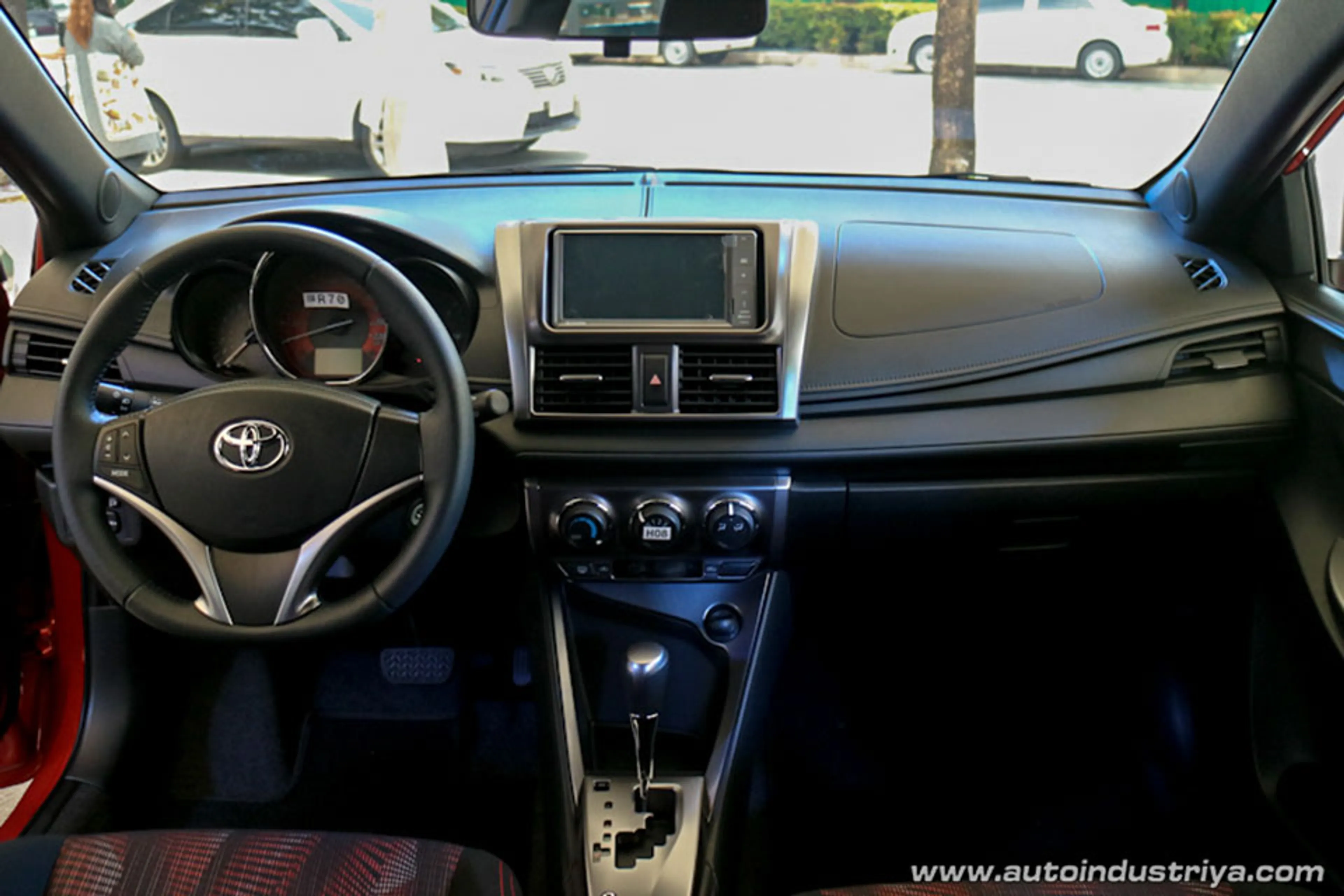 2016 Toyota Yaris 1.3 E MT thumbnail 3