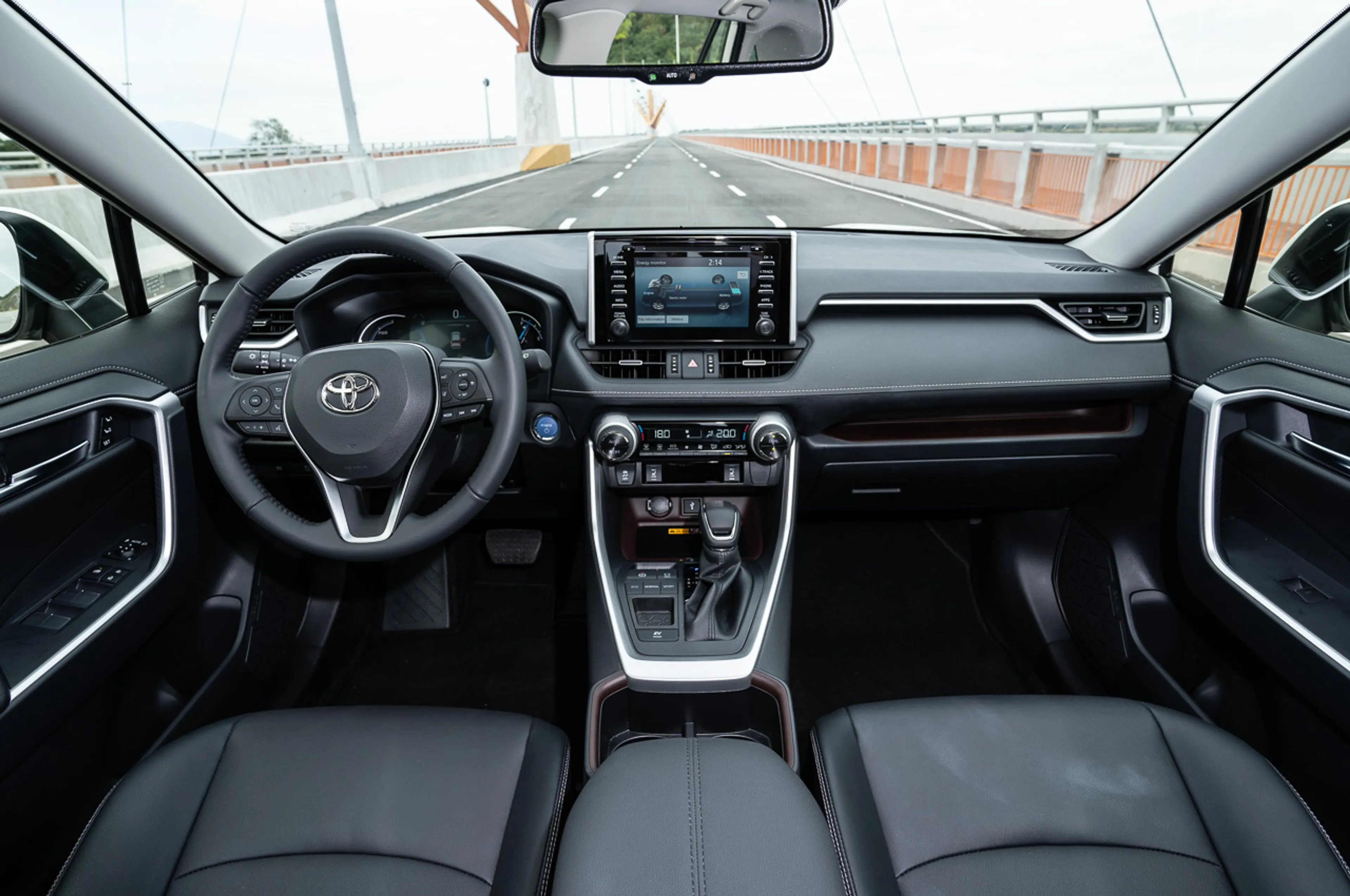 2022 Toyota RAV4 2.5L LTD HEV CVT thumbnail 3