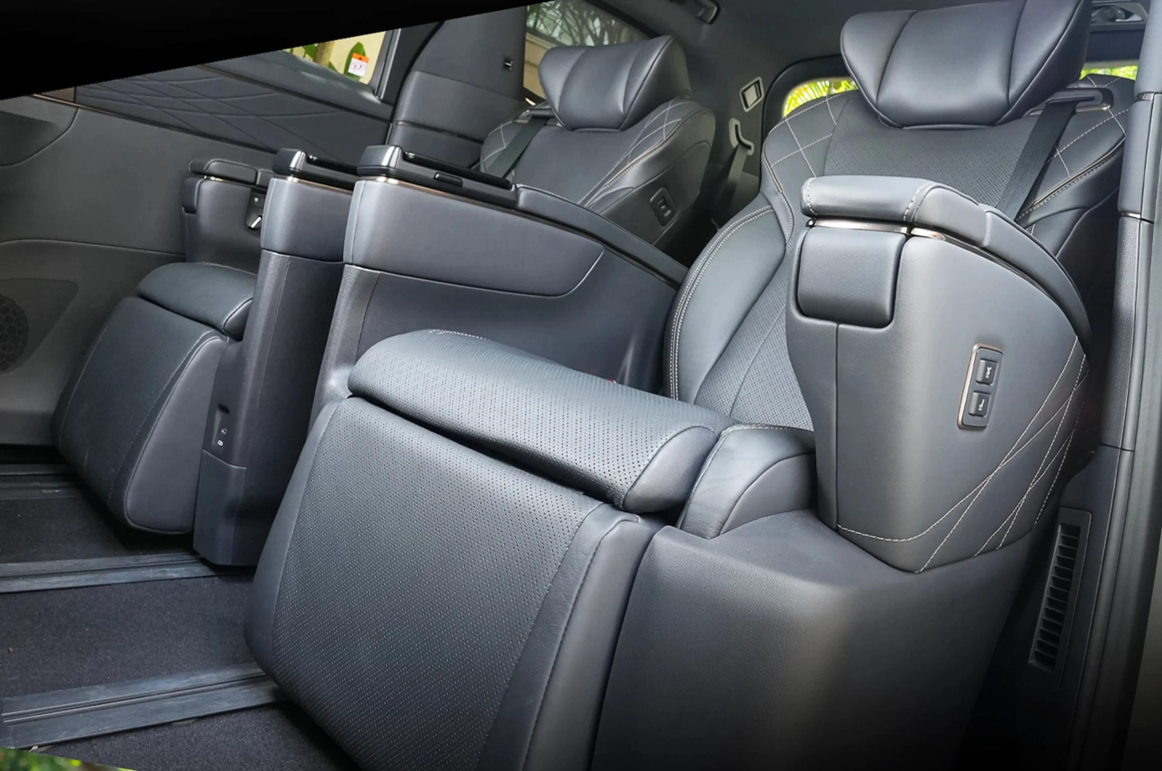 Toyota Alphard thumbnail 4