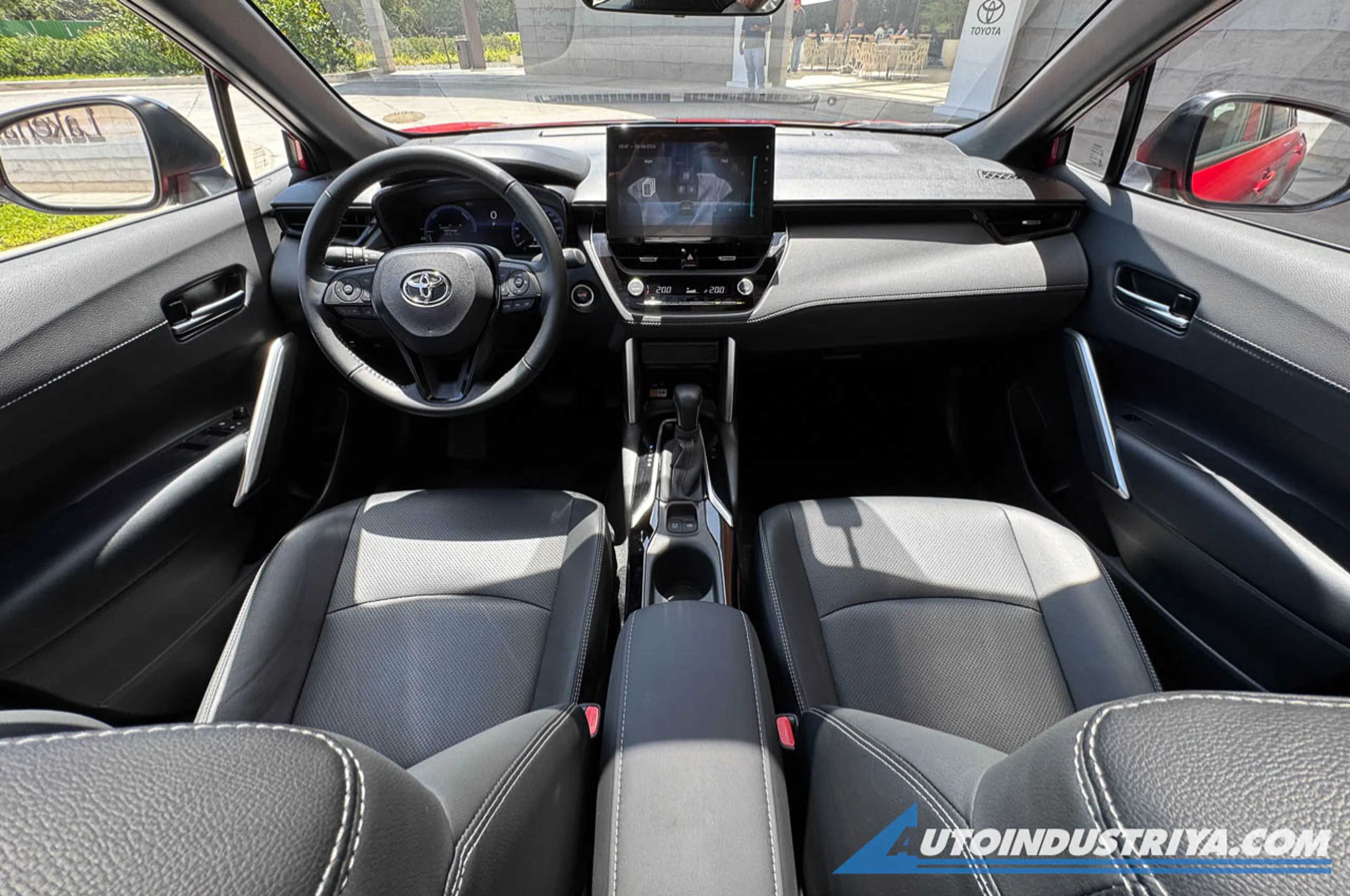 Toyota Corolla Cross thumbnail 3