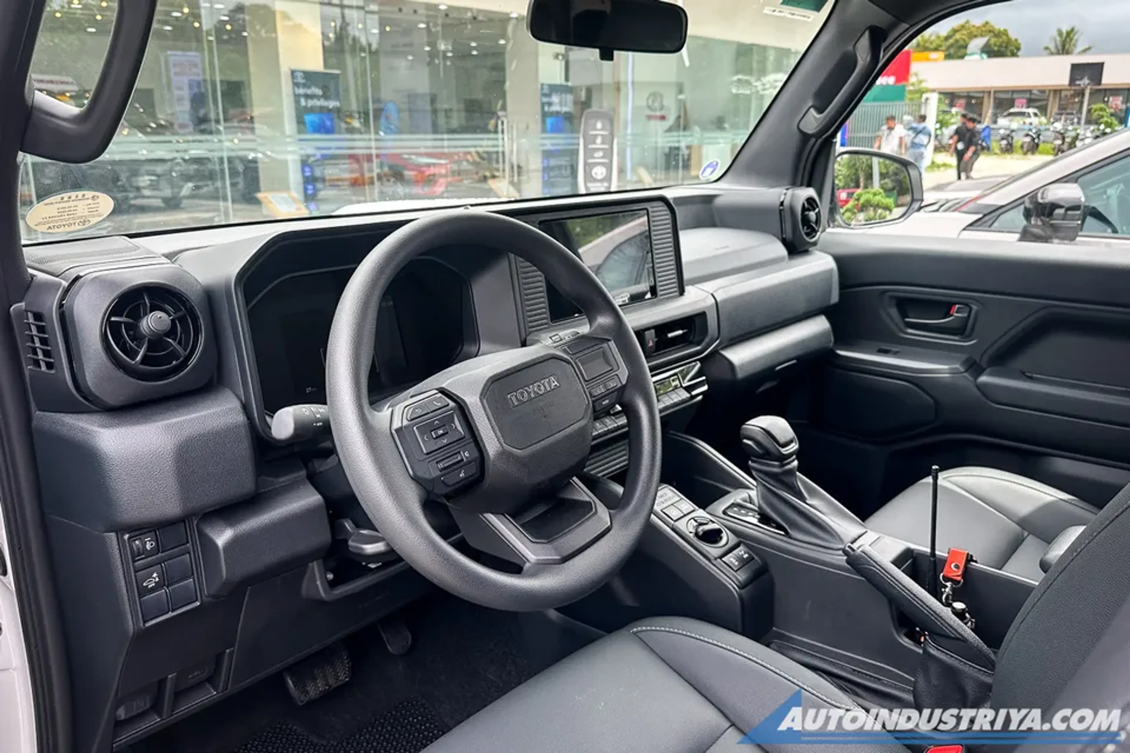 Toyota Land Cruiser FJ thumbnail 3