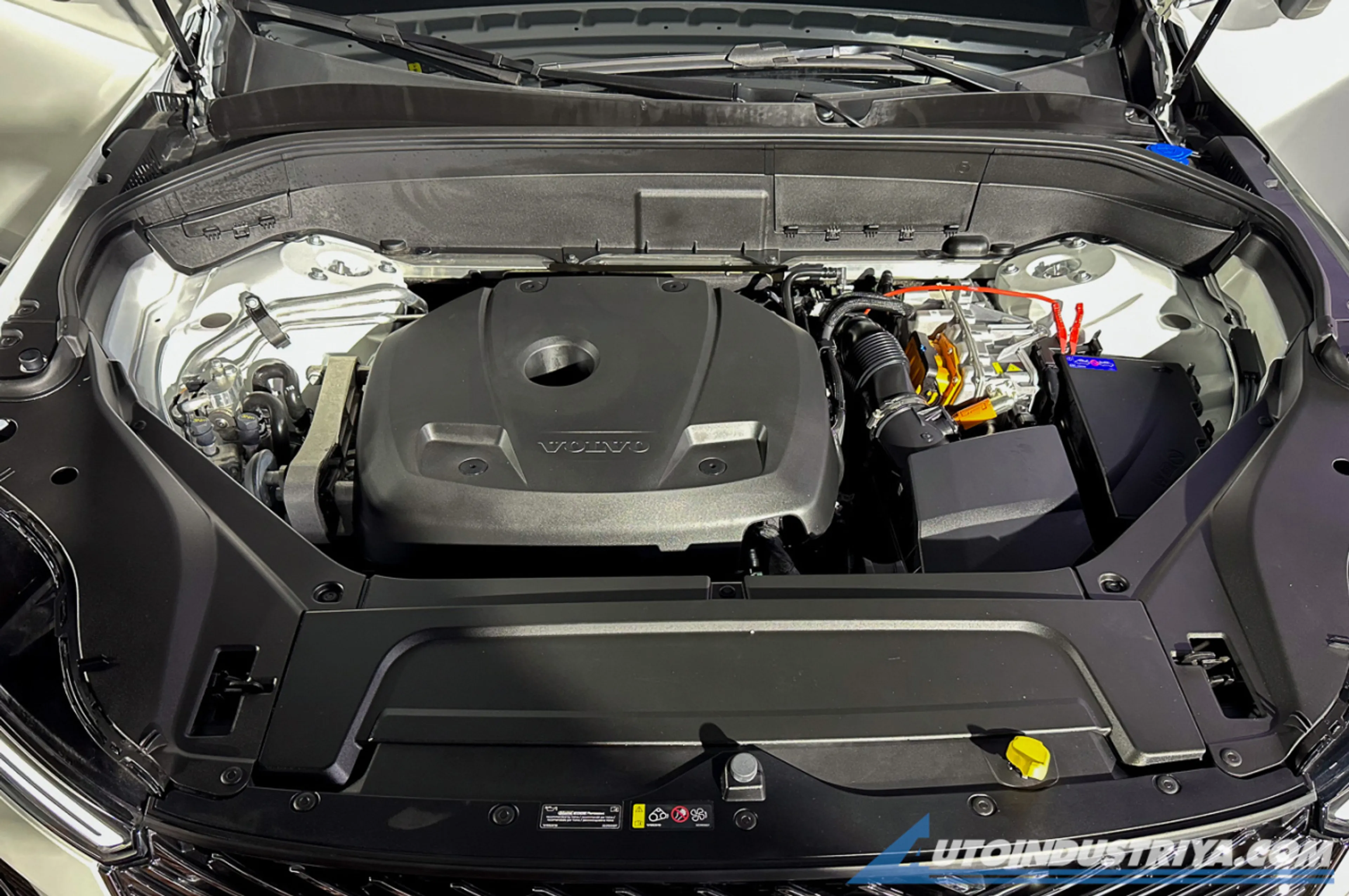 Volvo XC60 PHEV thumbnail 4