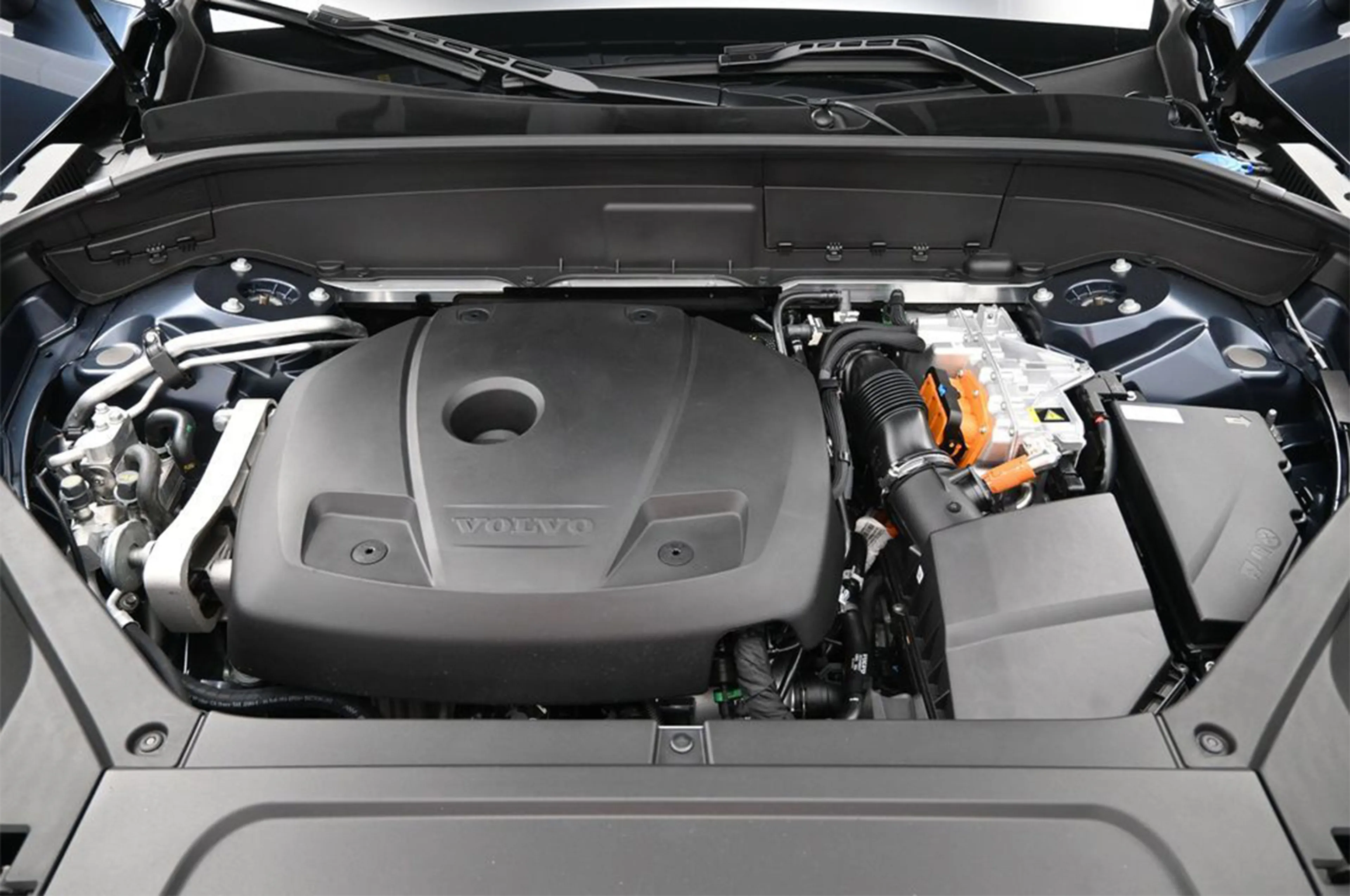 Volvo XC90 PHEV thumbnail 4