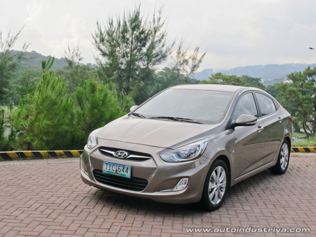 Front - 2012 Hyundai Accent GLS Blue