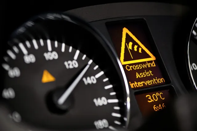 Driving through crosswinds | AutoIndustriya