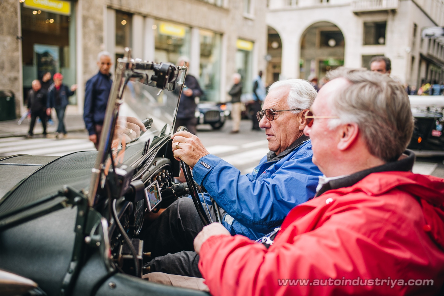 Molto belle = very beautiful