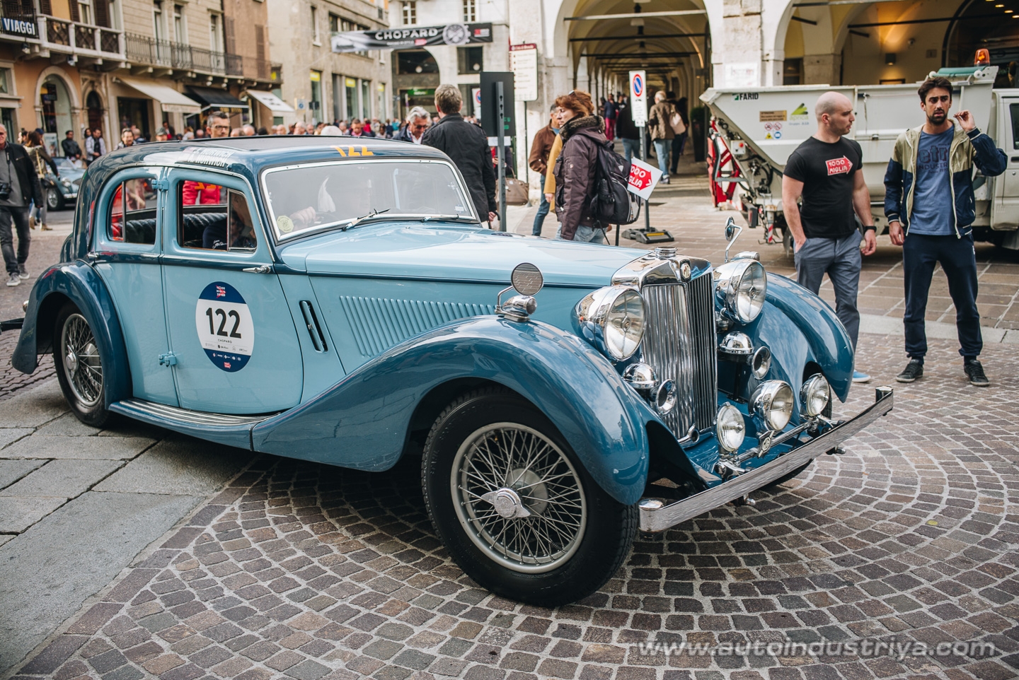 Molto belle = very beautiful