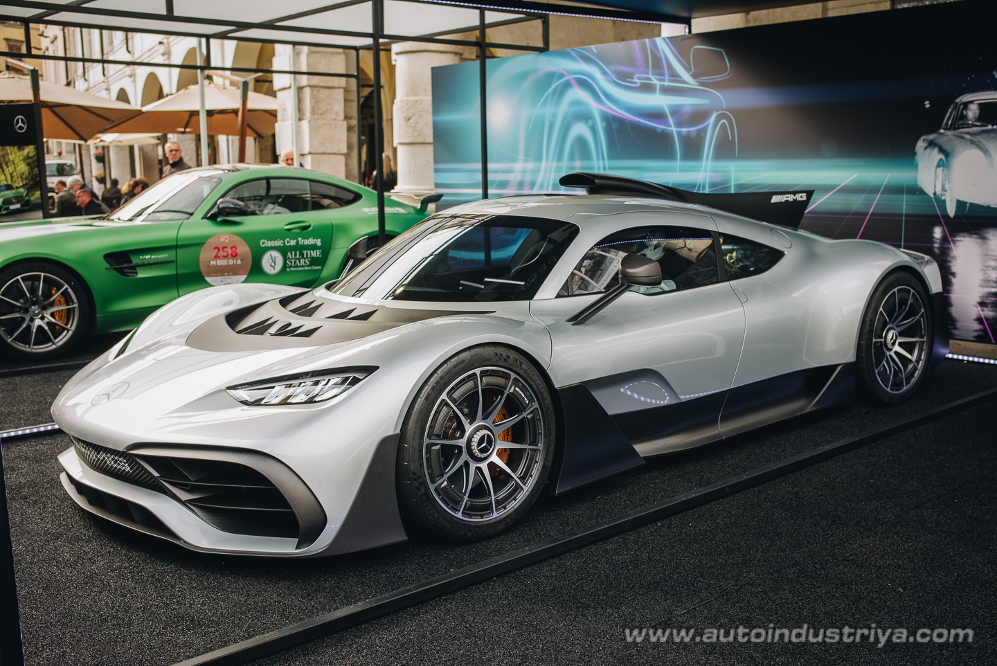 Molto belle = very beautiful