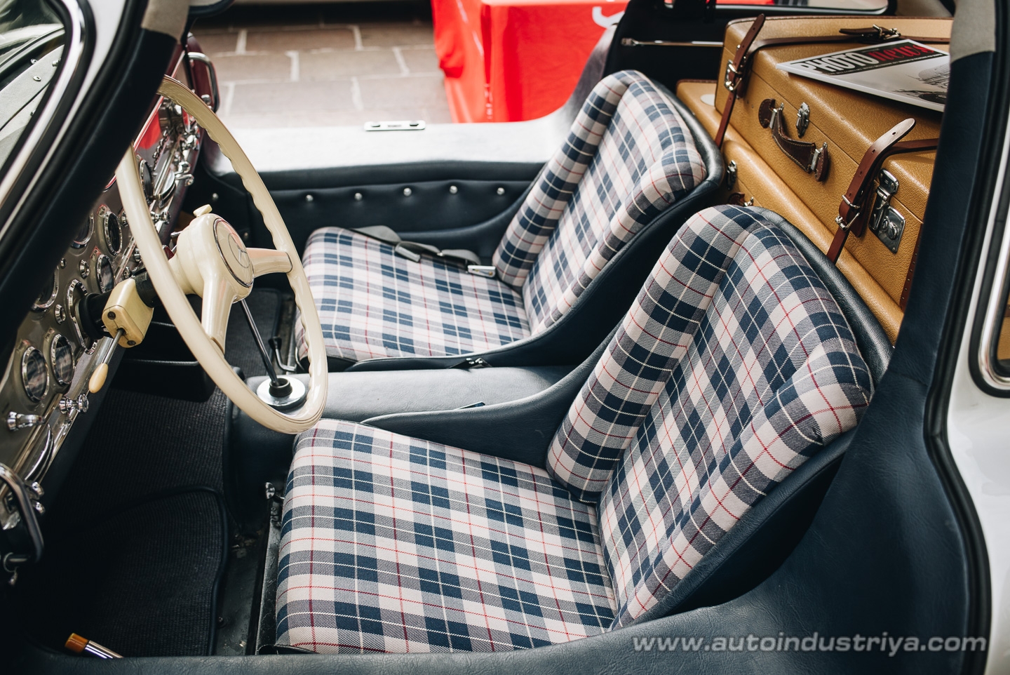 Molto belle = very beautiful