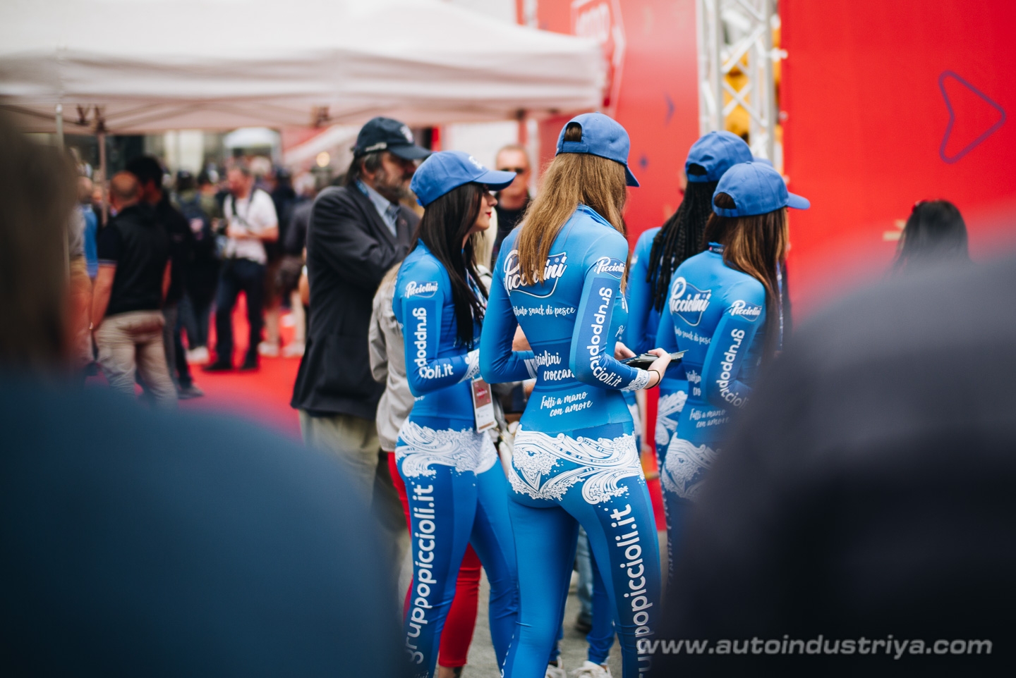 Molto belle = very beautiful