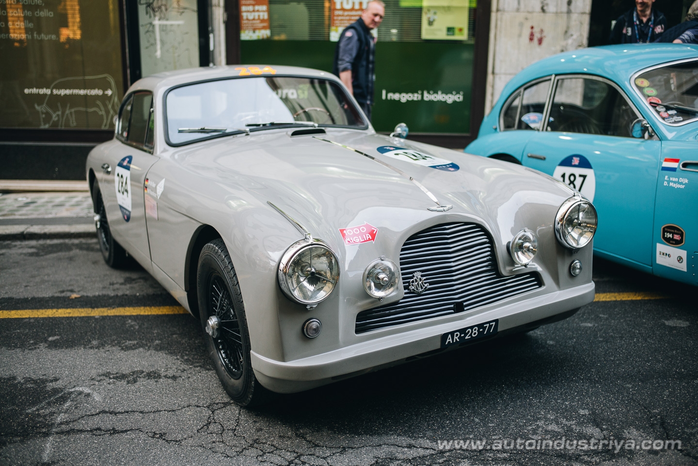 Molto belle = very beautiful