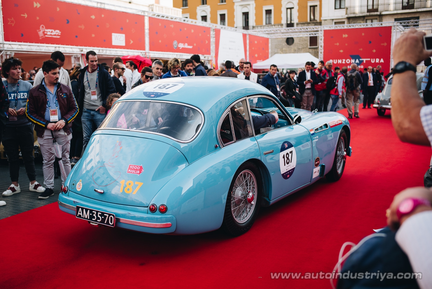 Molto belle = very beautiful