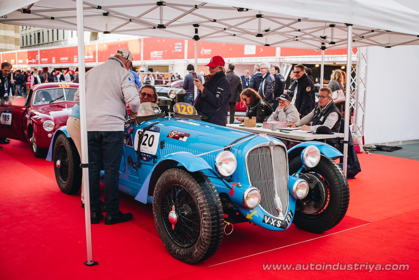 Molto belle = very beautiful