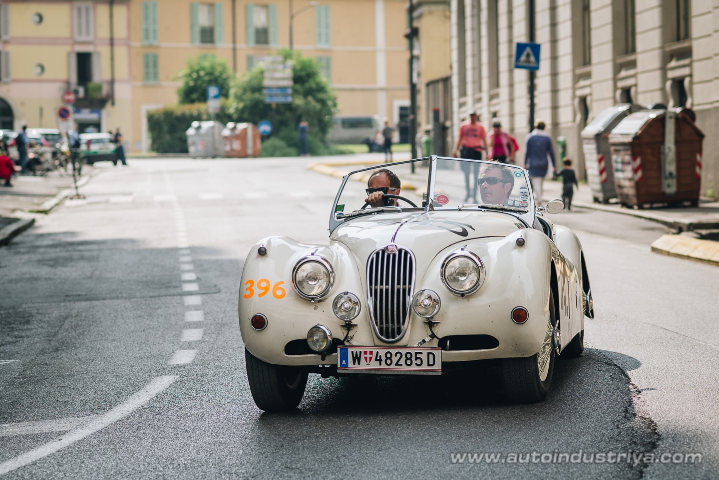 Molto belle = very beautiful