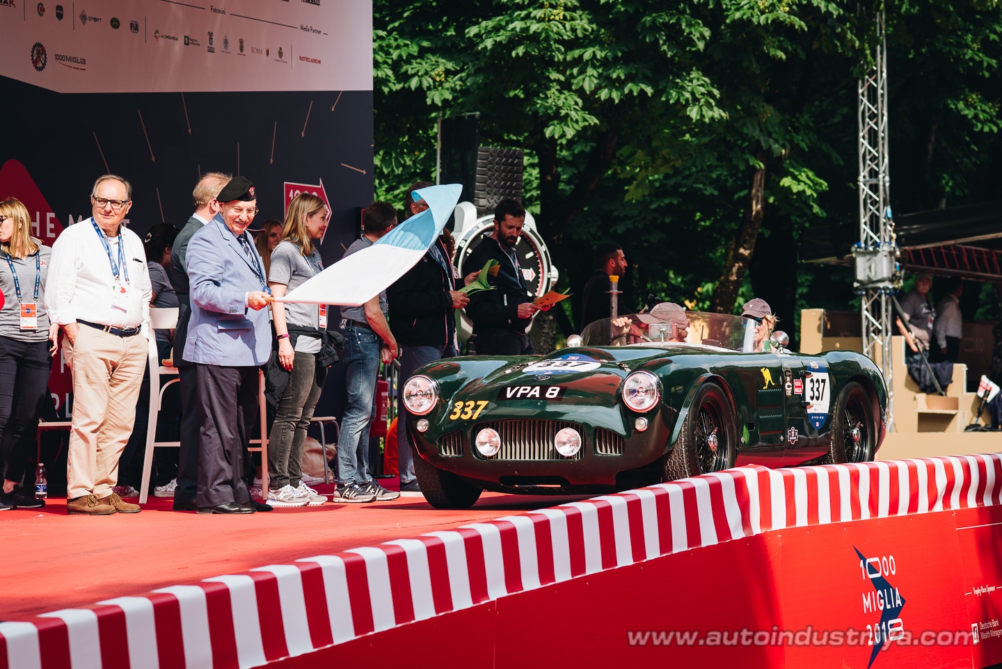 Molto belle = very beautiful