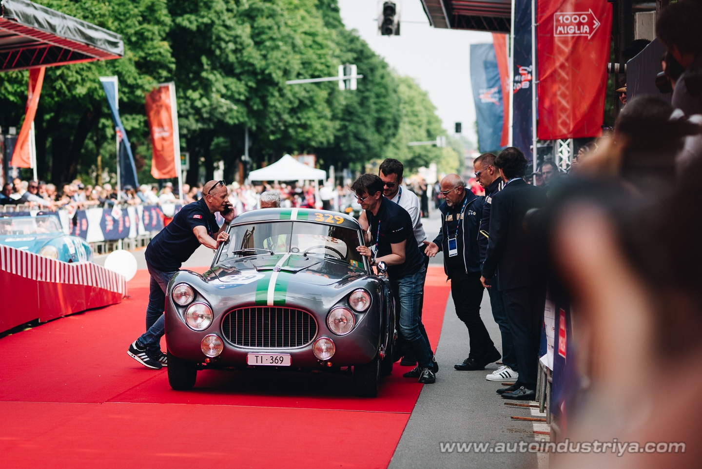 Molto belle = very beautiful