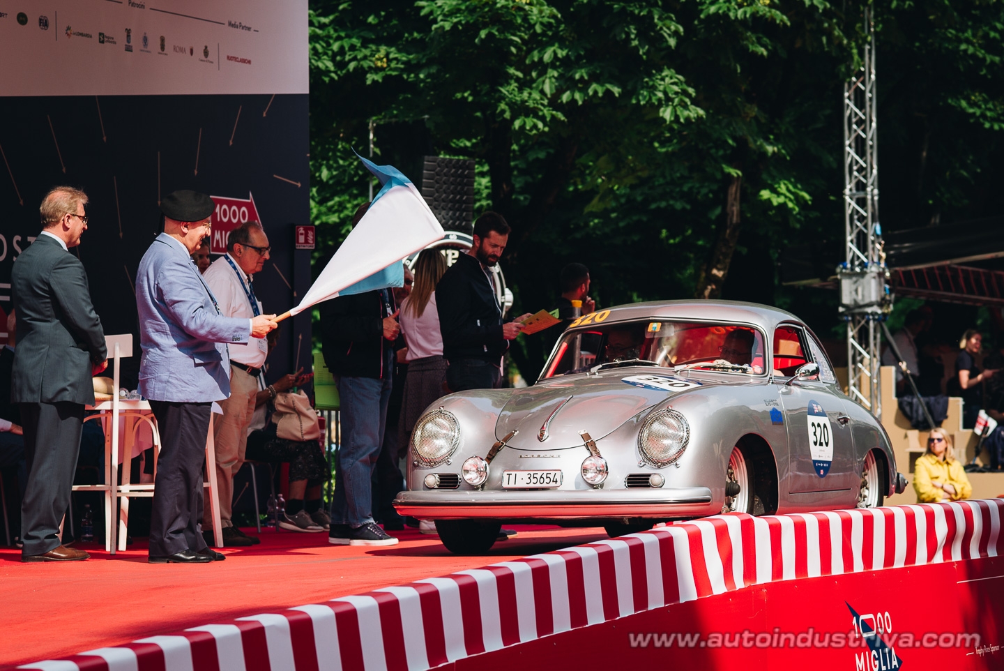 Molto belle = very beautiful