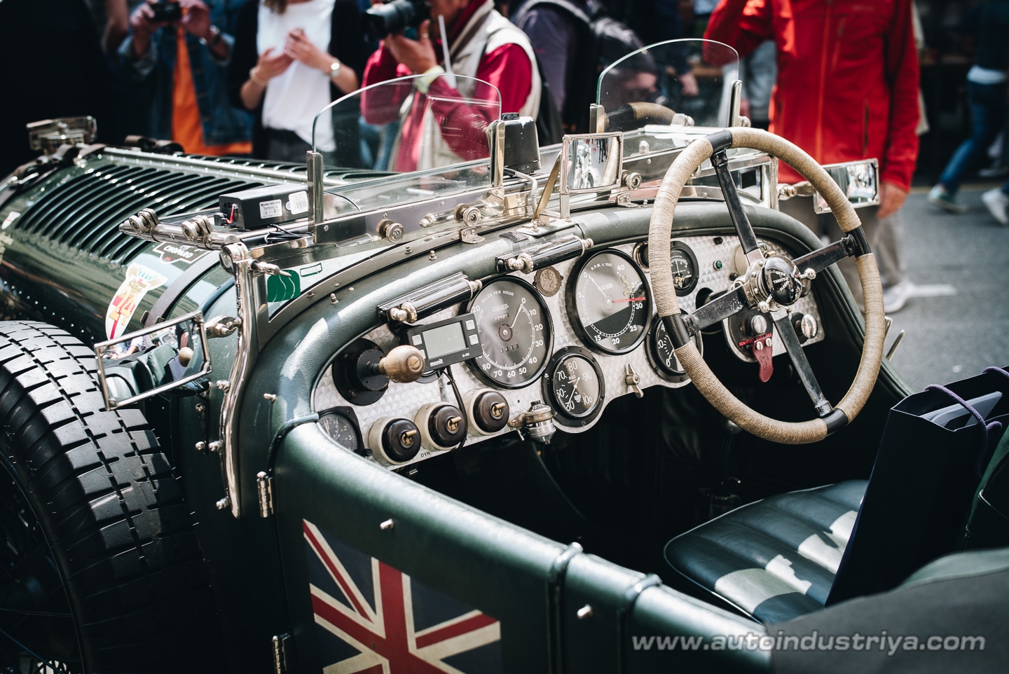 Molto belle = very beautiful