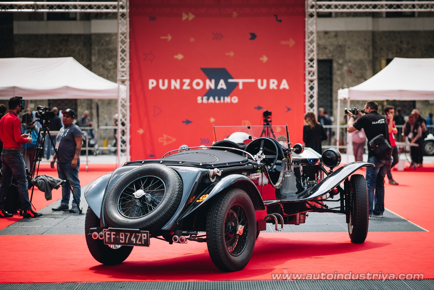 Molto belle = very beautiful