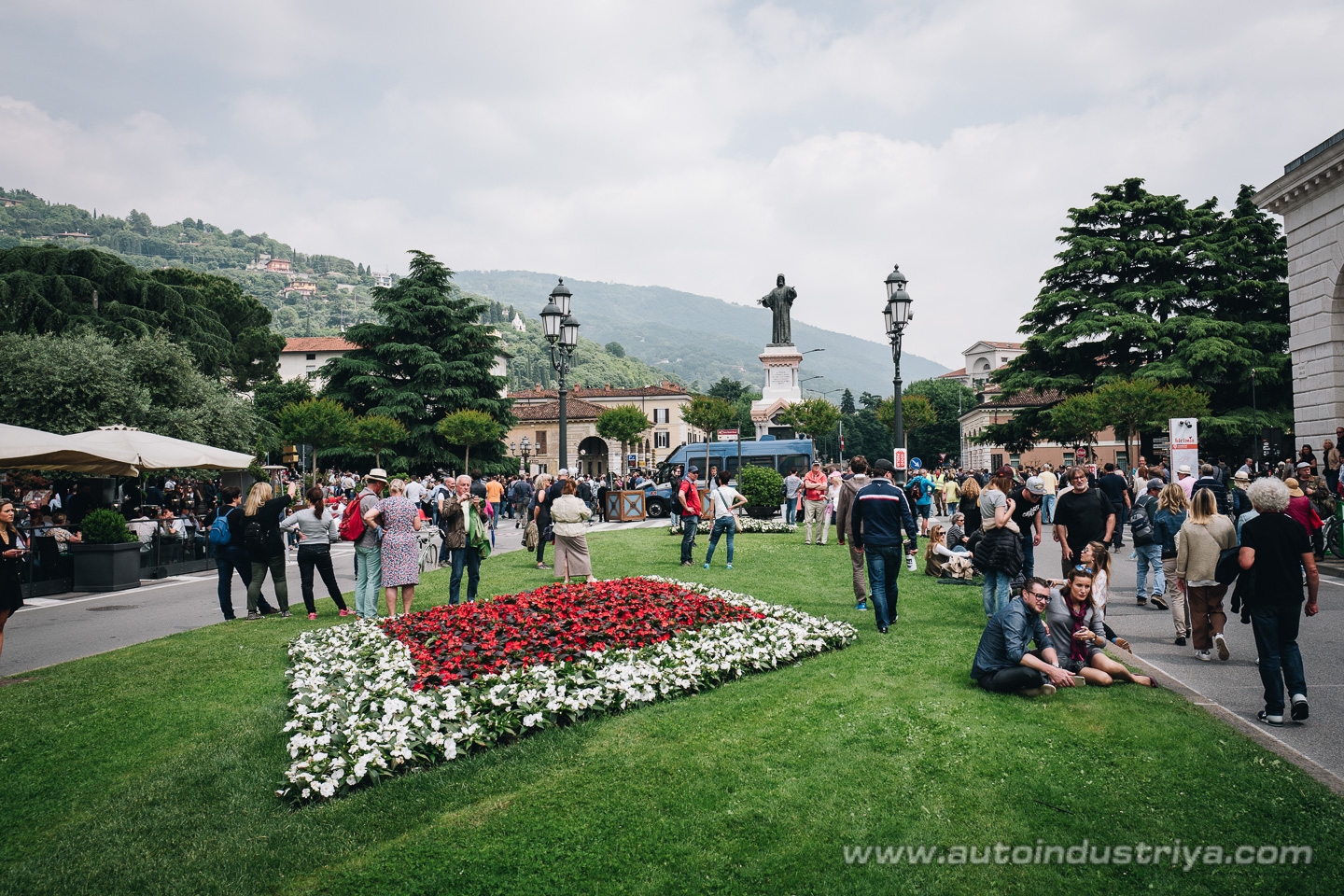 Molto belle = very beautiful