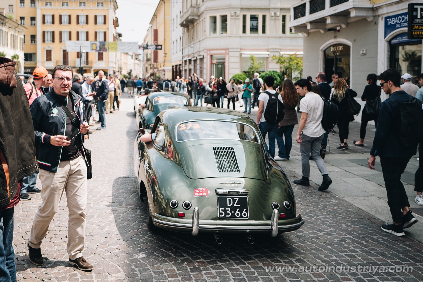 Molto belle = very beautiful