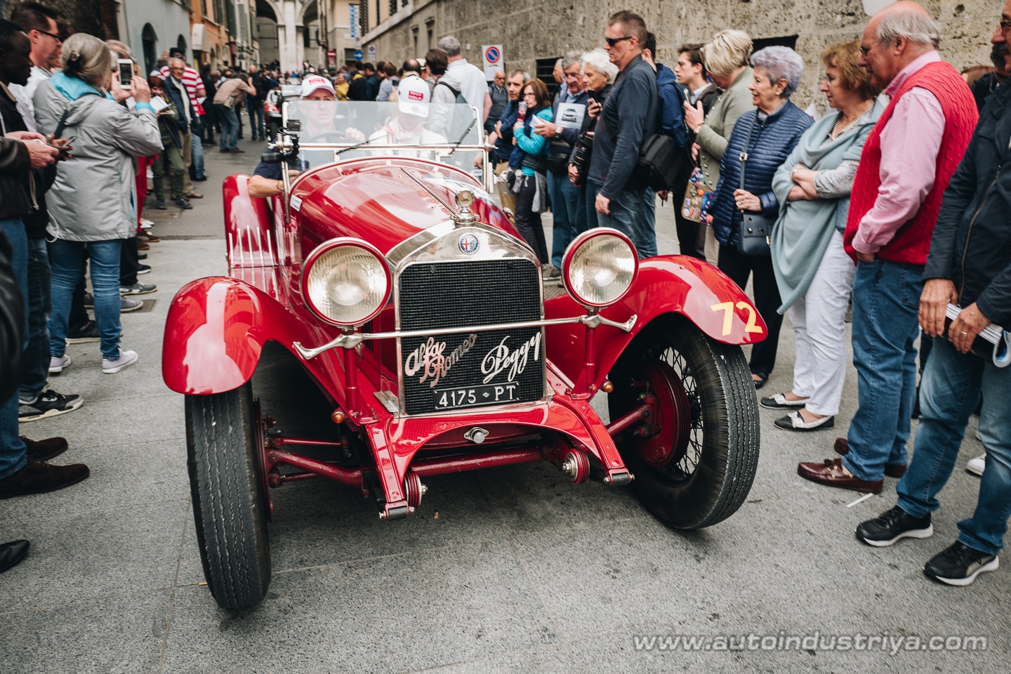 Molto belle = very beautiful