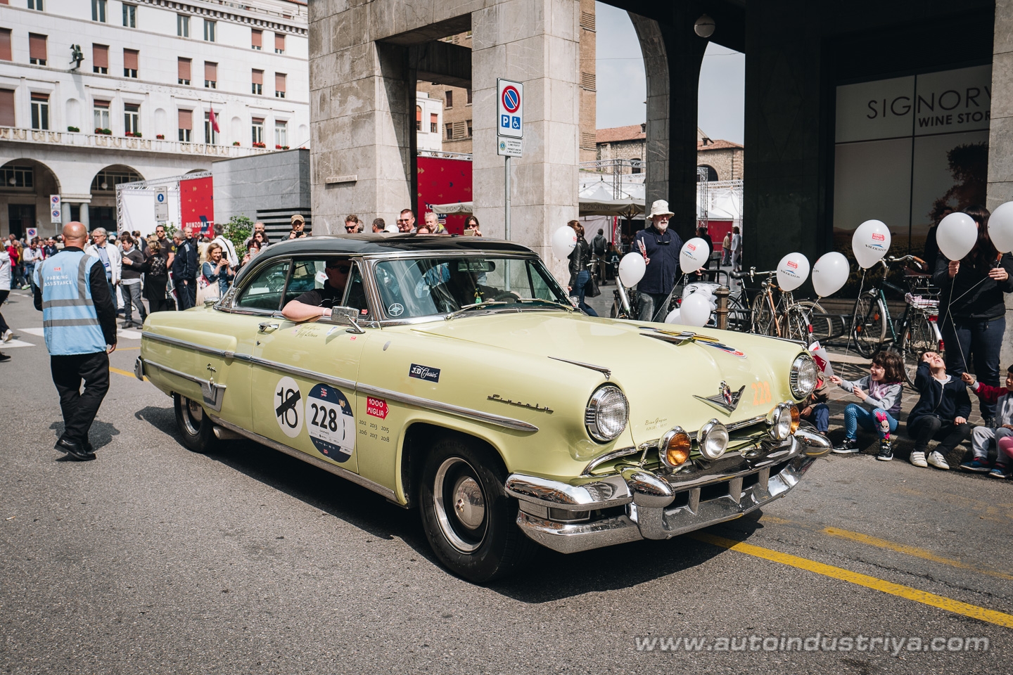 Molto belle = very beautiful