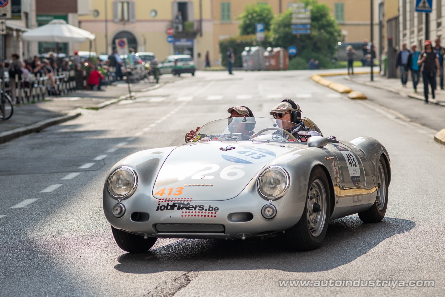 Molto belle = very beautiful