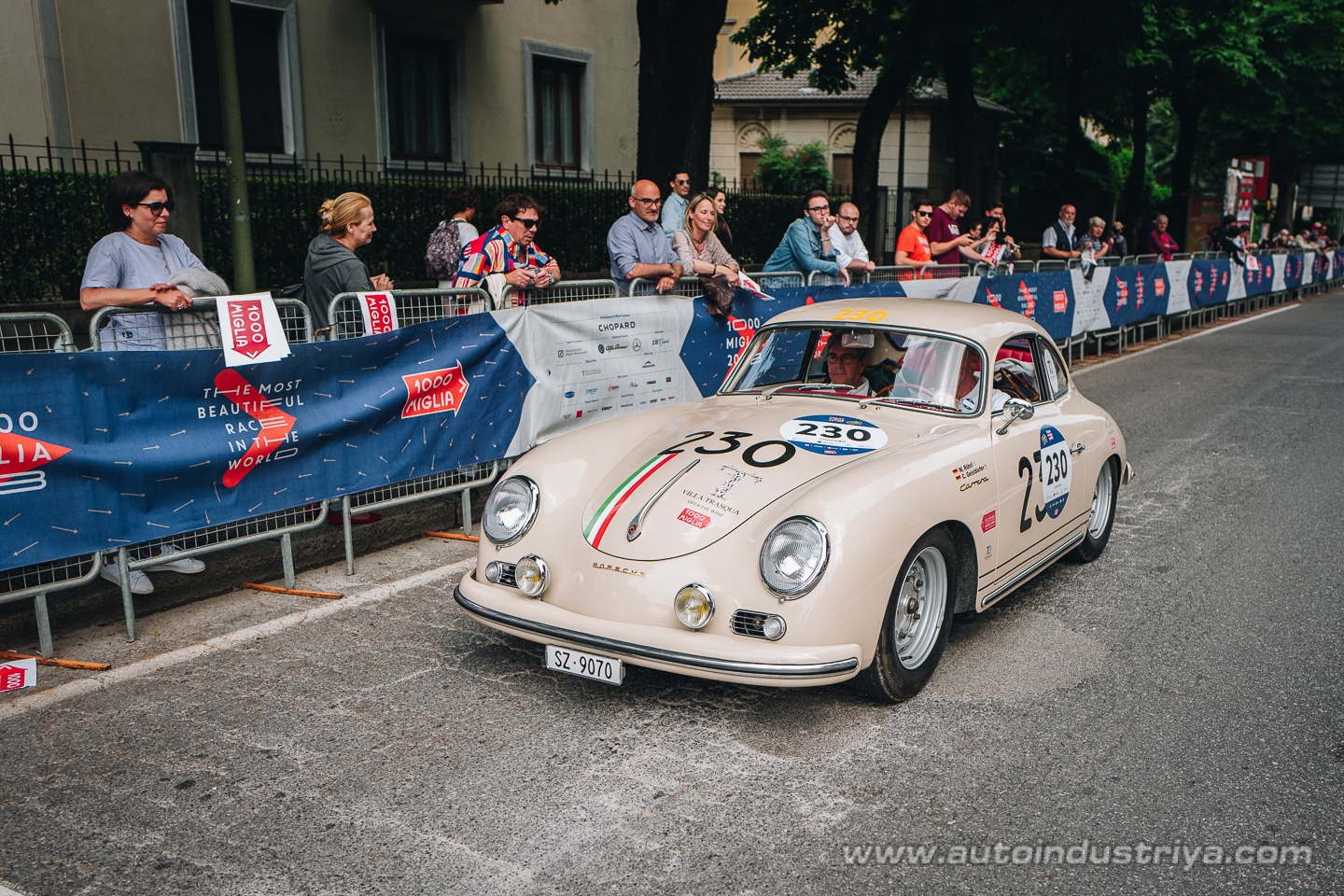 Molto belle = very beautiful