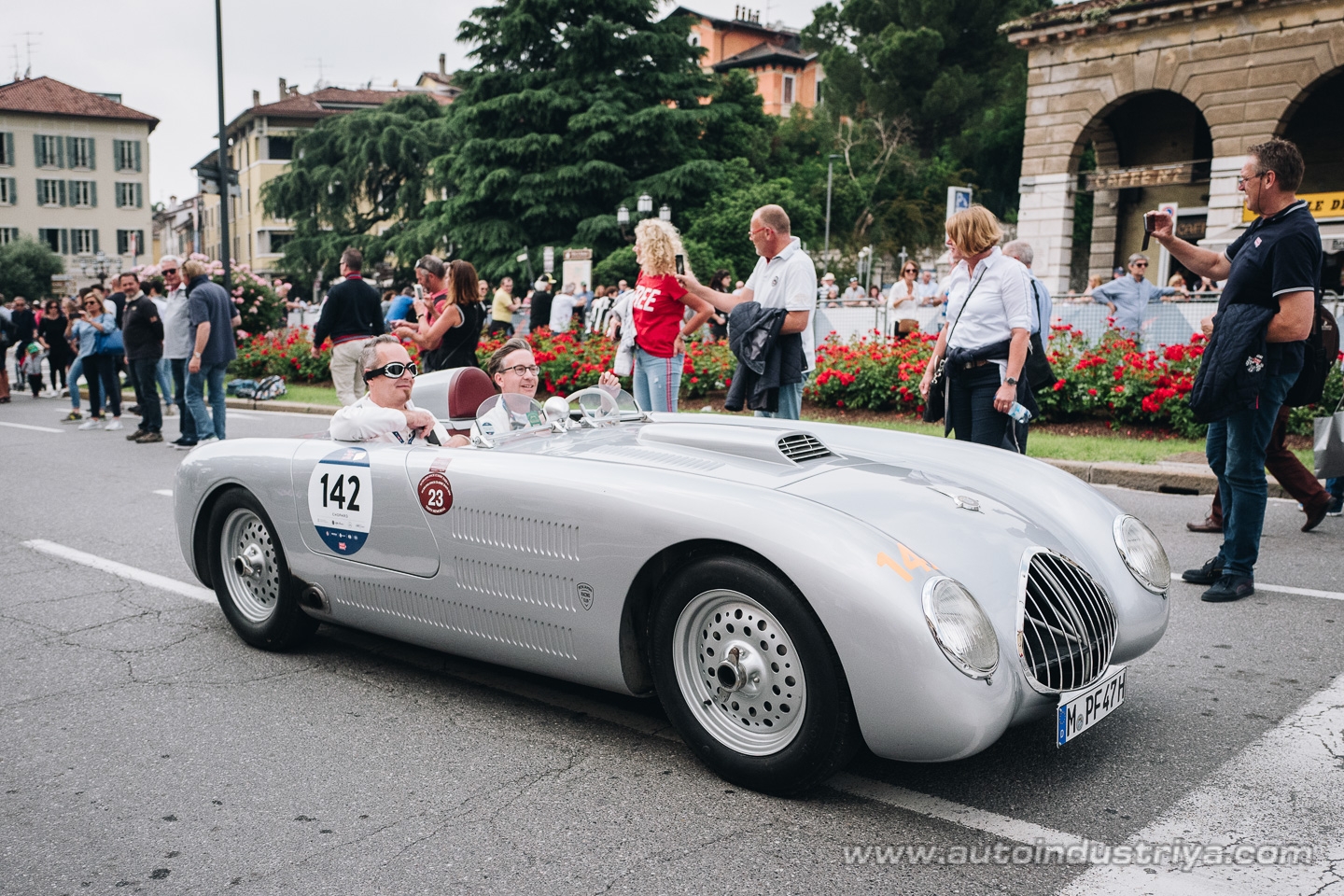 Molto belle = very beautiful