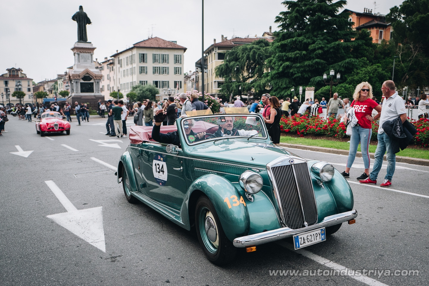 Molto belle = very beautiful