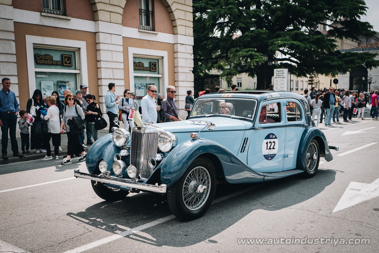 Molto belle = very beautiful