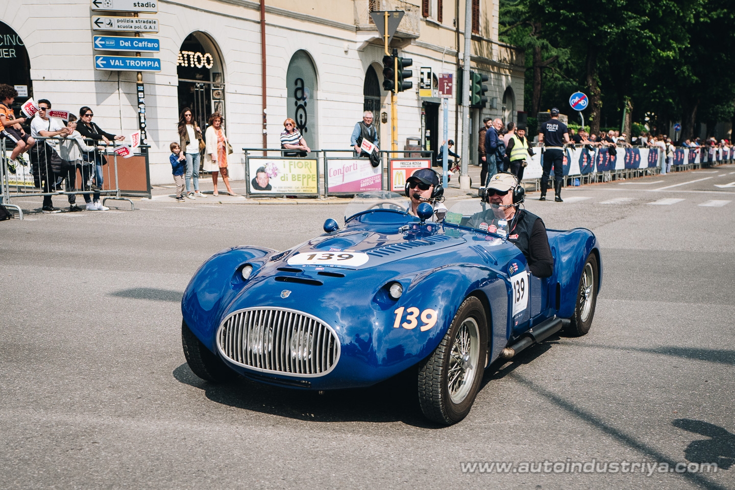 Molto belle = very beautiful