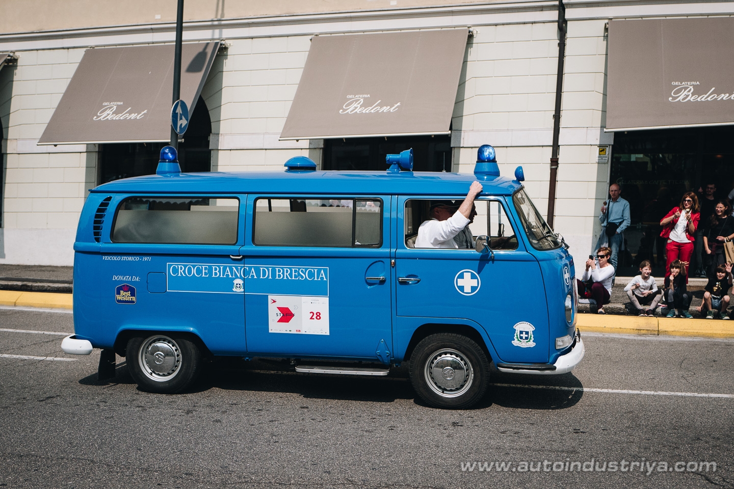 Molto belle = very beautiful