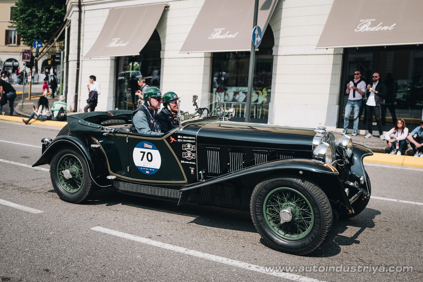 Molto belle = very beautiful