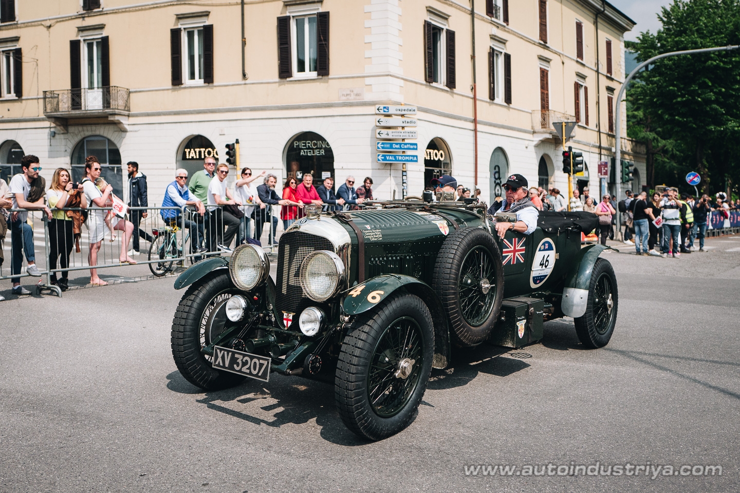 Molto belle = very beautiful