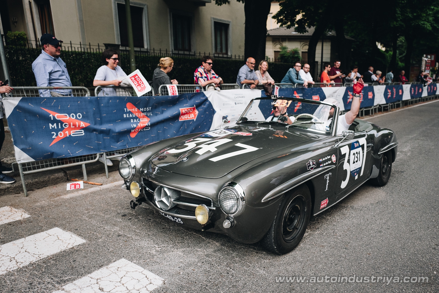 Molto belle = very beautiful